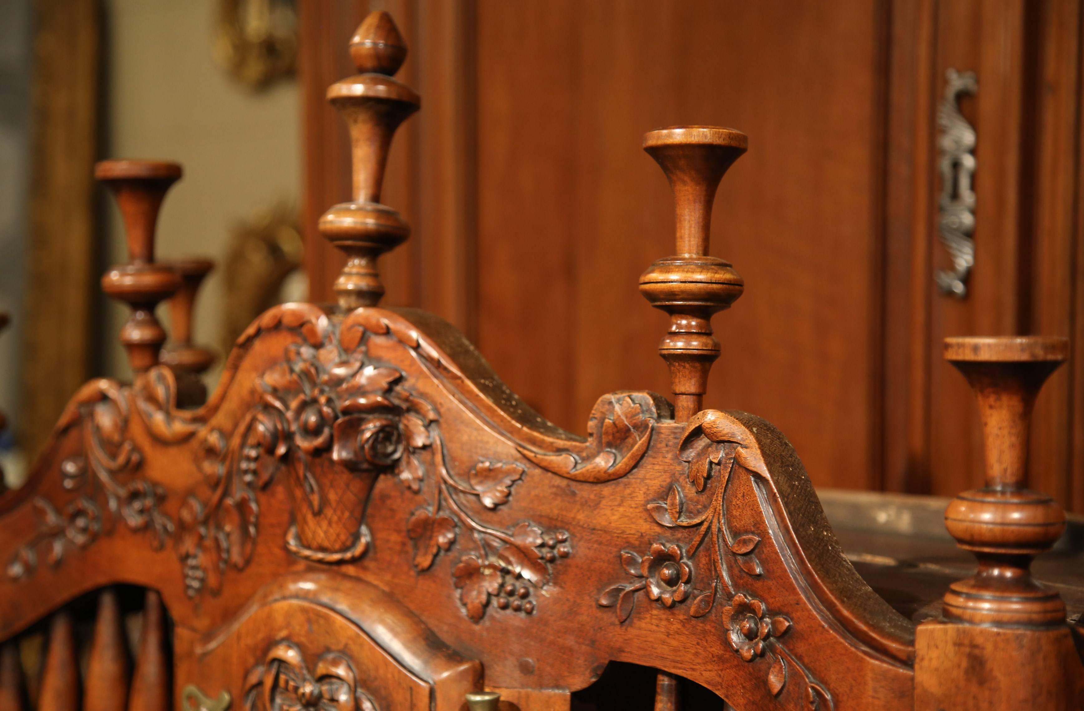 Mid-19th Century French Louis XV Carved Walnut Panetiere from Provence In Excellent Condition In Dallas, TX