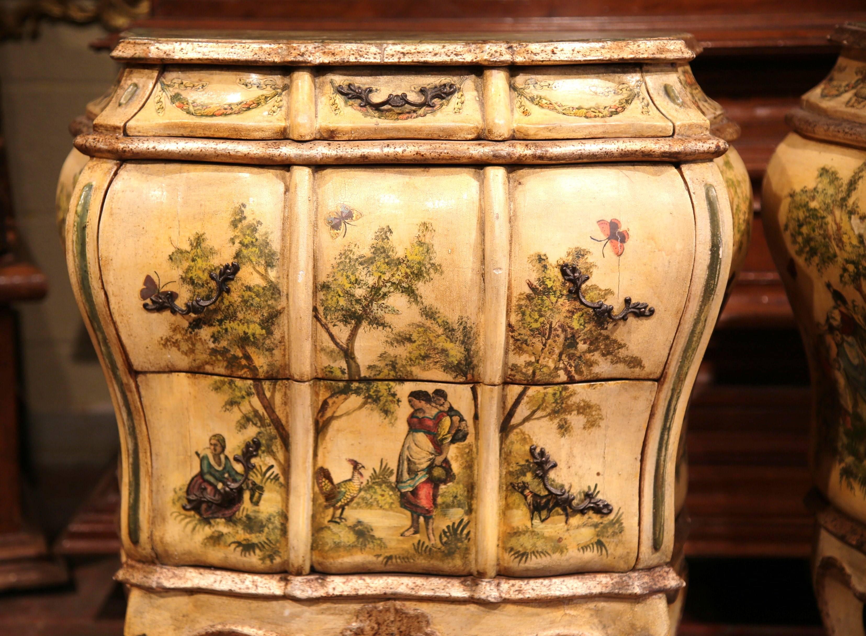 Pair of Mid-20th Century Italian Carved Bombe Hand-Painted Nightstands Tables In Excellent Condition In Dallas, TX