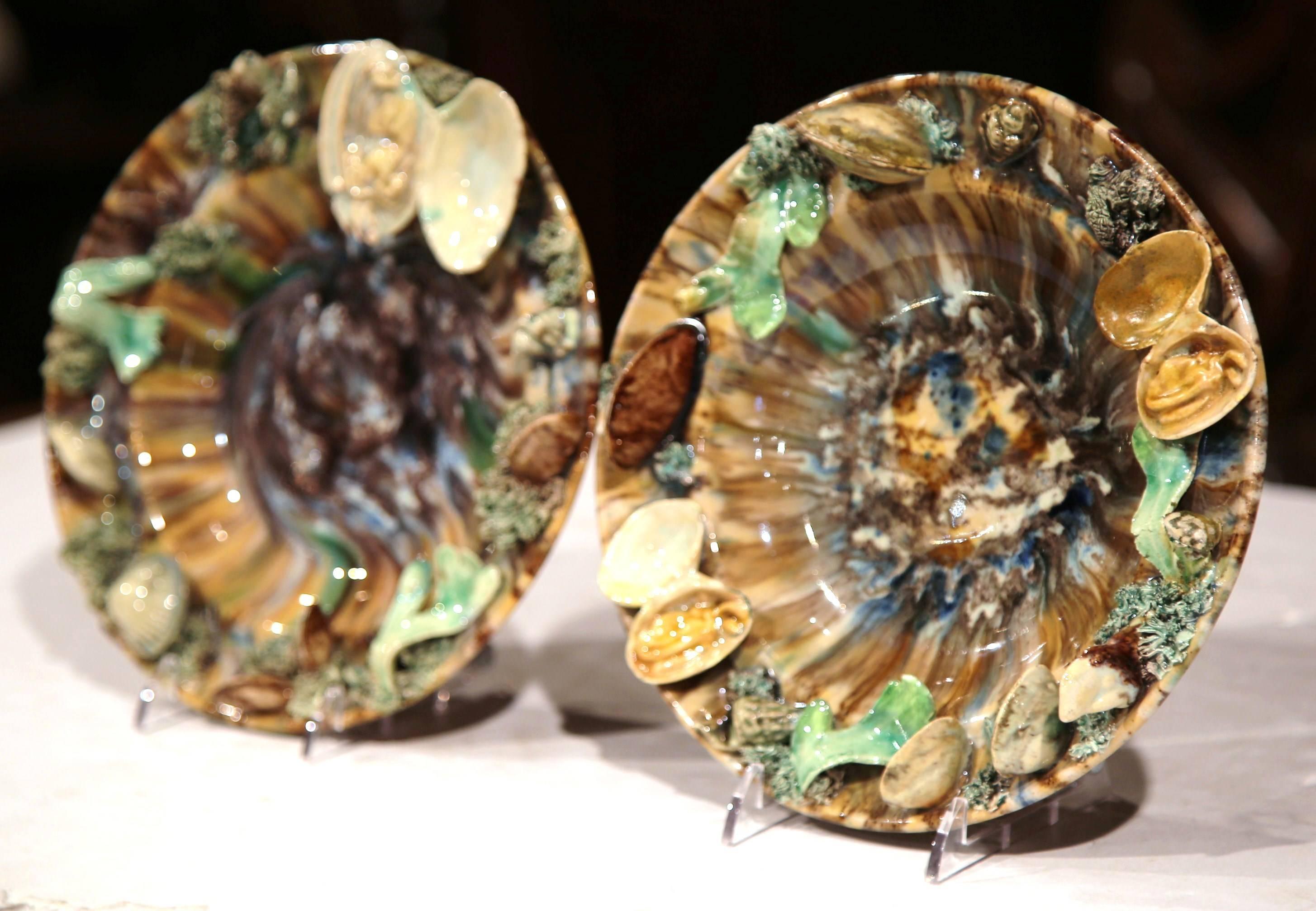 Hand-Painted Pair of Early 20th Century Ceramic Barbotine Seashells Wall Hanging Plates For Sale