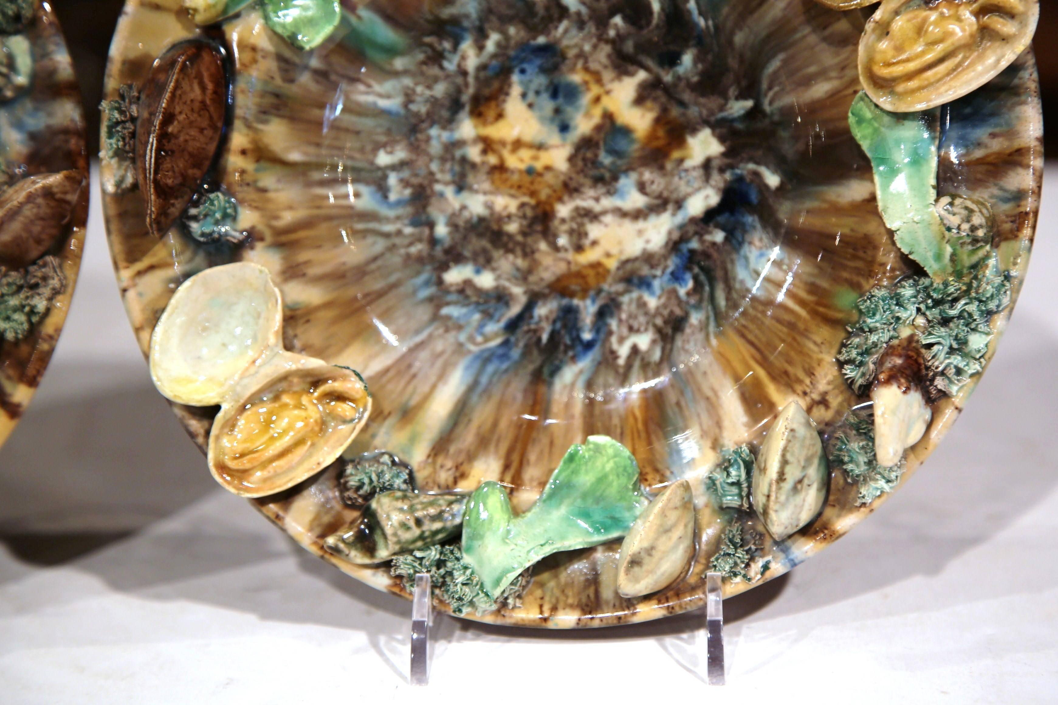 Majolique Paire d'assiettes murales en céramique Barbotine Seashells du début du 20e siècle en vente
