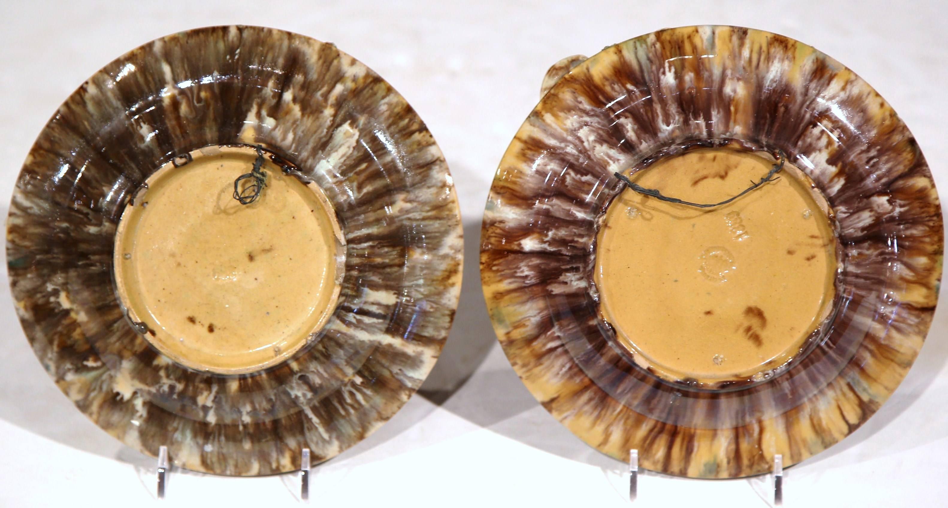 Paire d'assiettes murales en céramique Barbotine Seashells du début du 20e siècle en vente 2