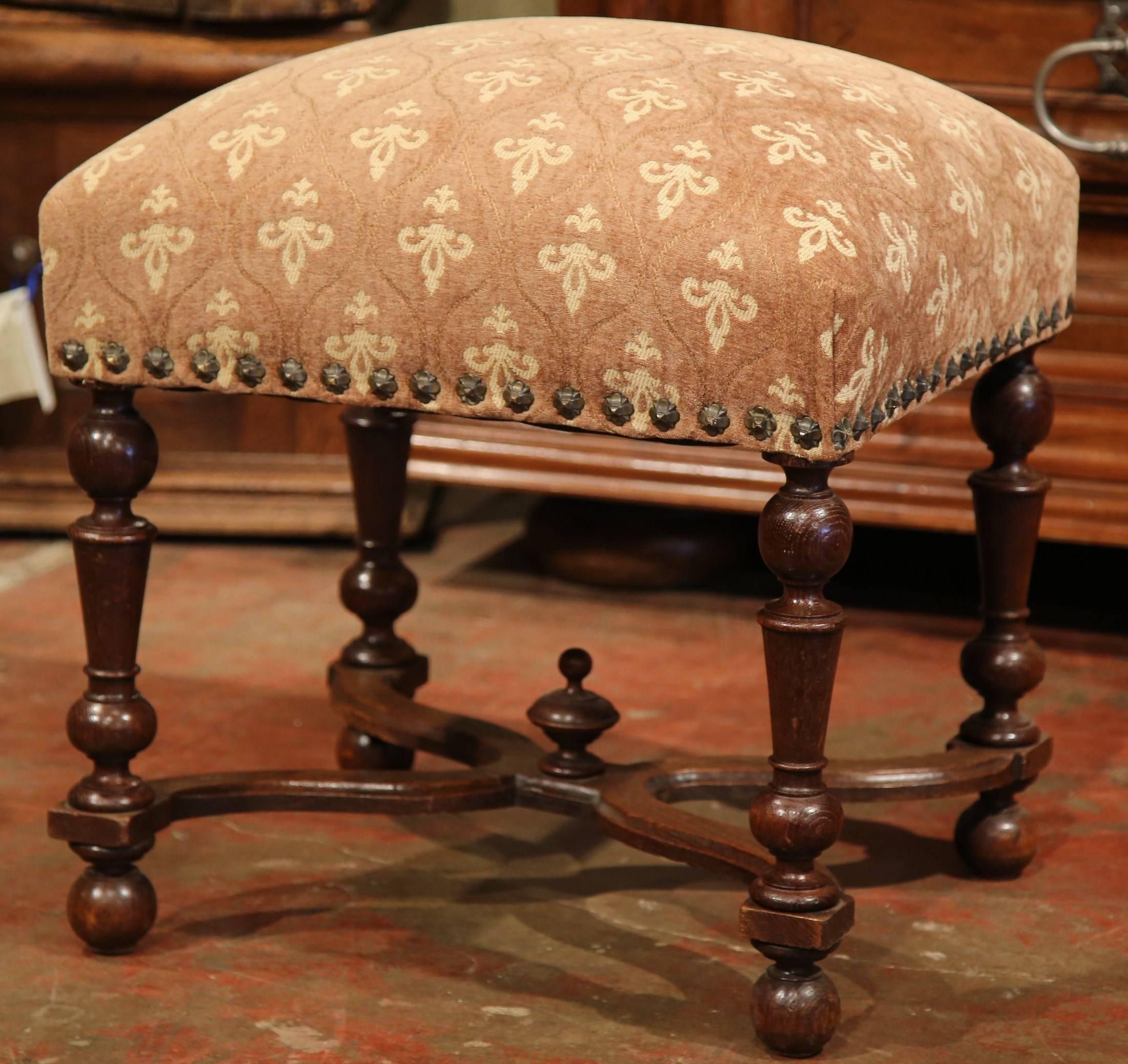 19th Century French Louis III Carved Walnut Stool with Fleur-de-Lys Fabric im Zustand „Hervorragend“ in Dallas, TX