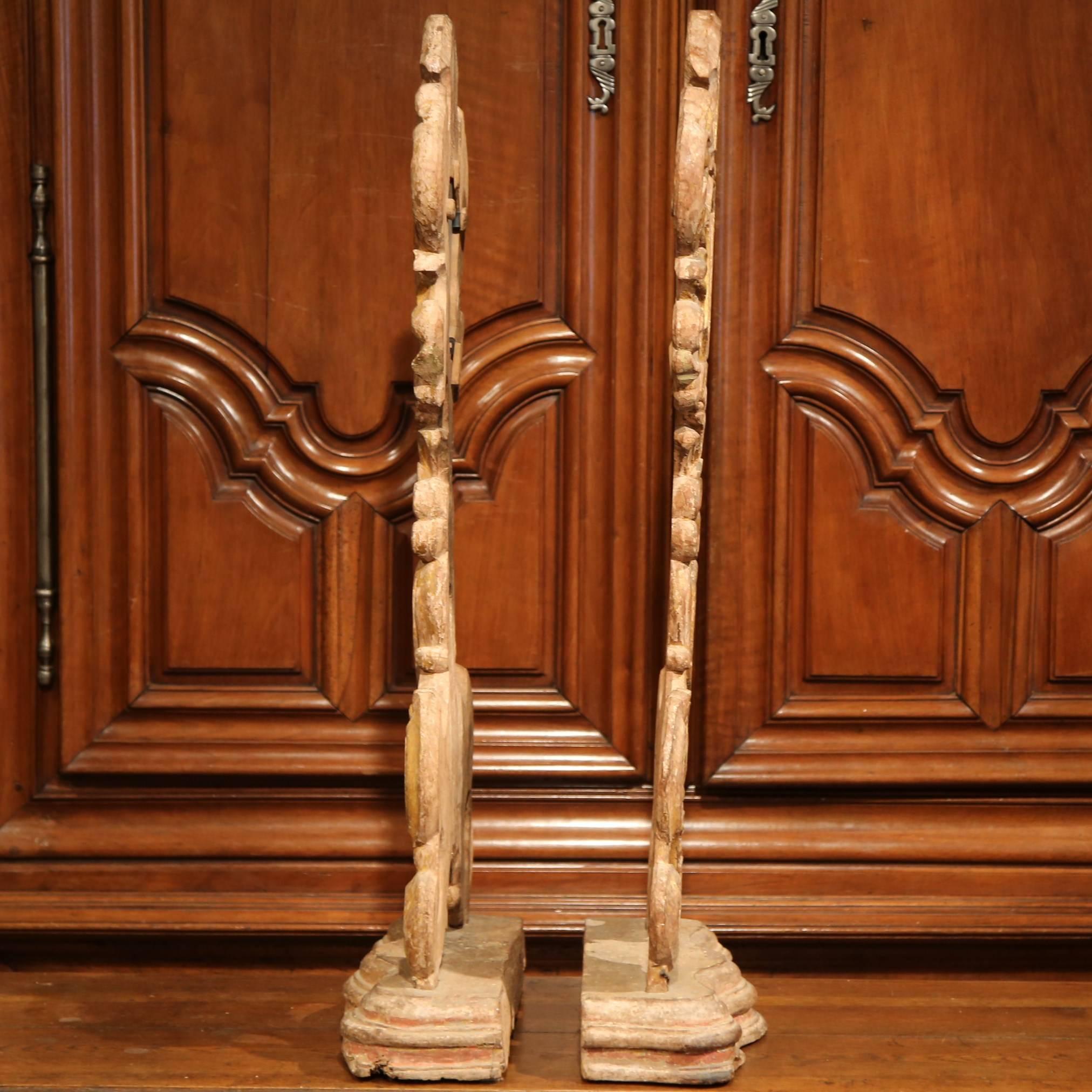 Pair of 19th Century Italian Carved Giltwood Church Reliquary Mirrors on Stand In Good Condition For Sale In Dallas, TX