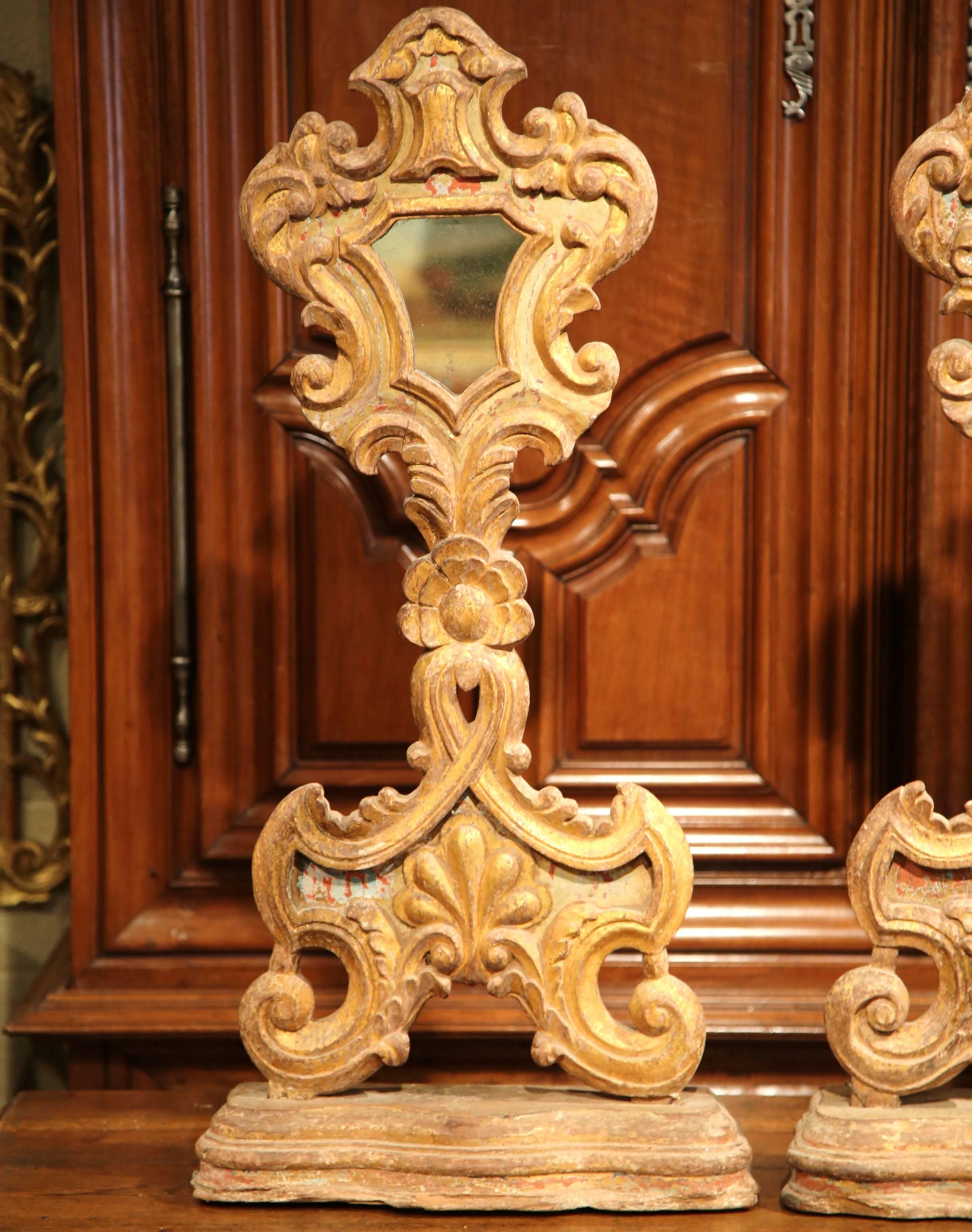 Paar italienische geschnitzte Kirchenspiegel aus vergoldetem Holz auf Ständer aus dem 19. Jahrhundert im Zustand „Gut“ im Angebot in Dallas, TX