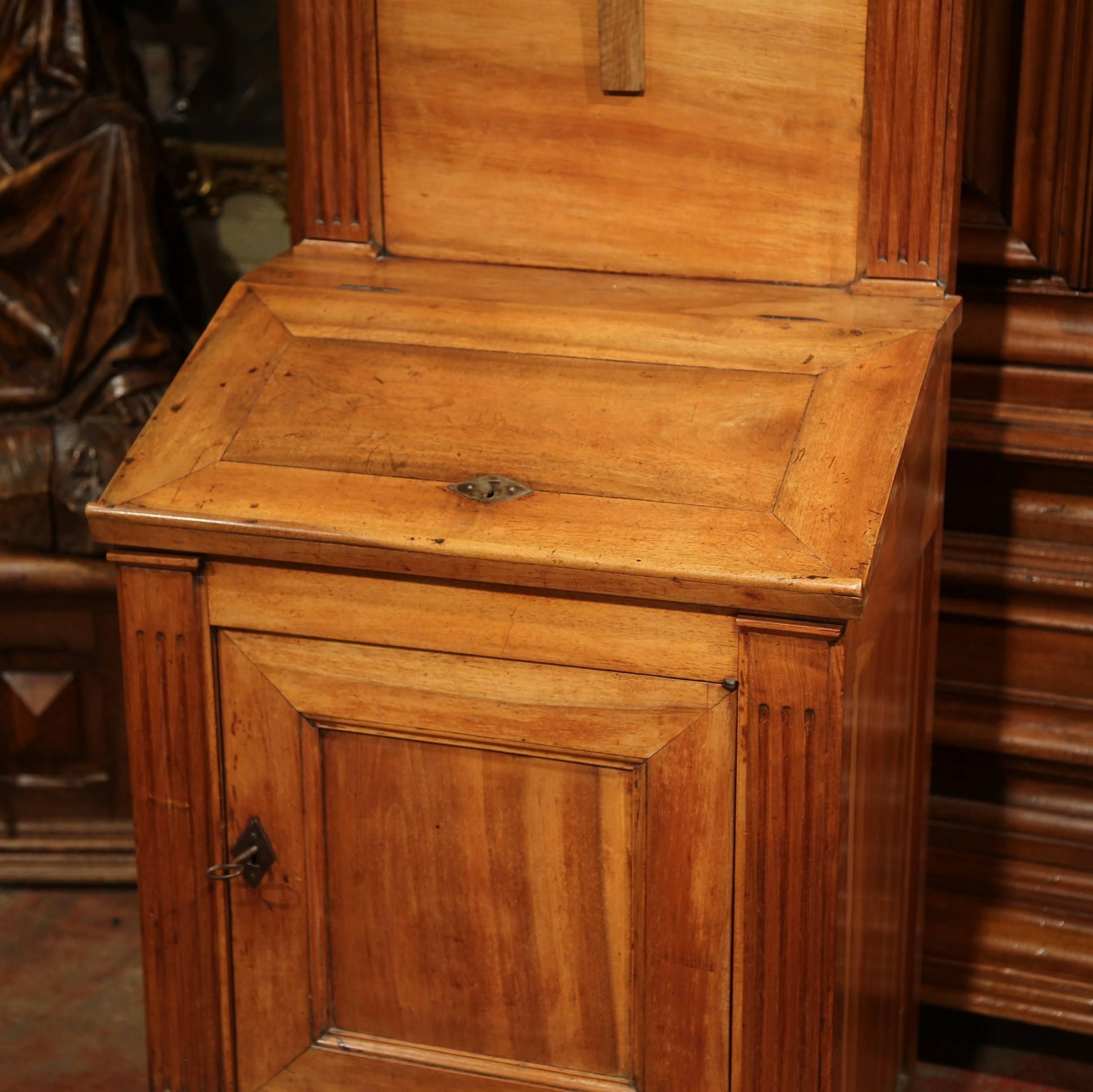 18th Century French Carved Walnut Oratoire Prayer Bench Cabinet from Burgundy (18. Jahrhundert)