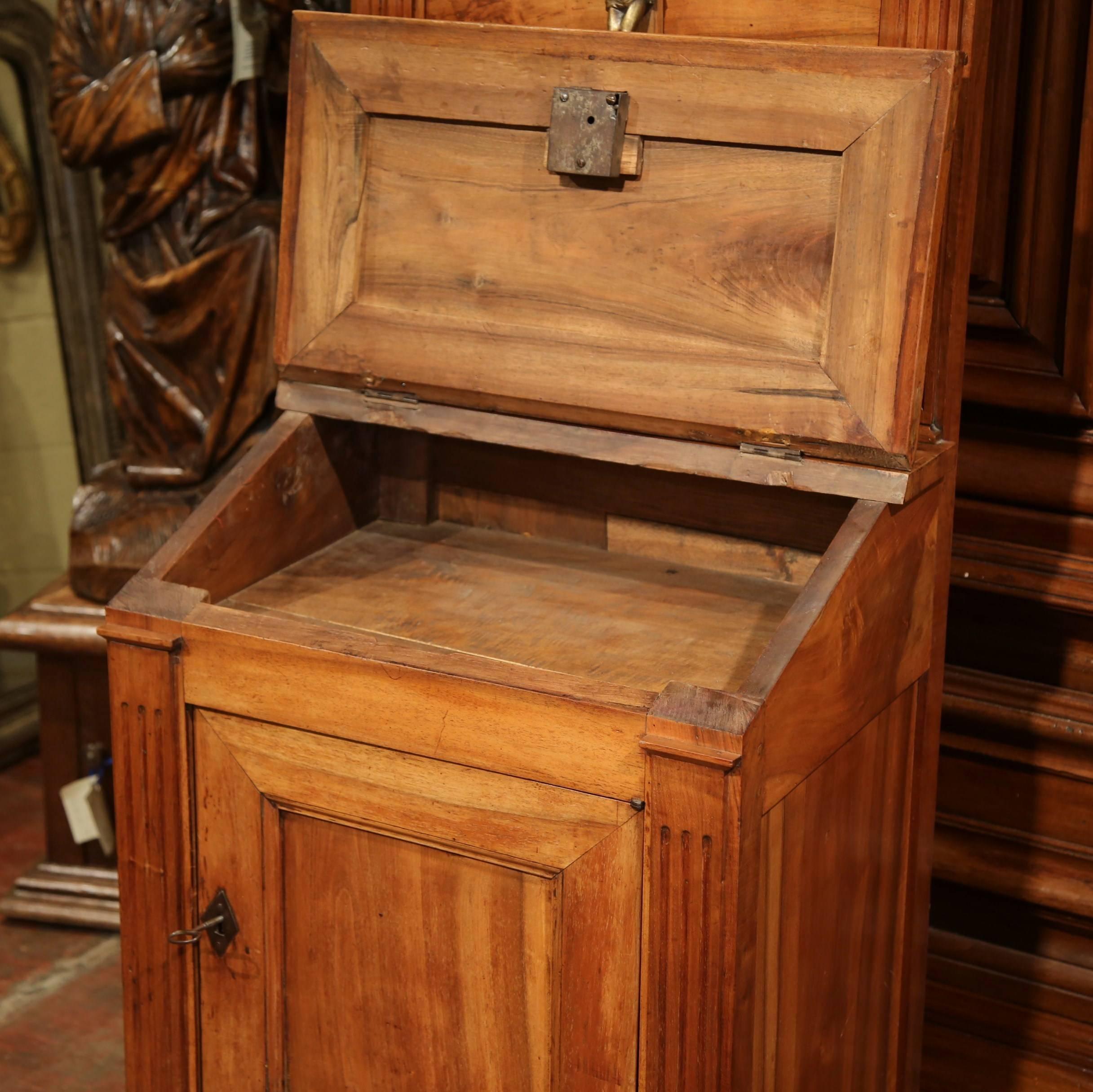 18th Century French Carved Walnut Oratoire Prayer Bench Cabinet from Burgundy (Bronze)