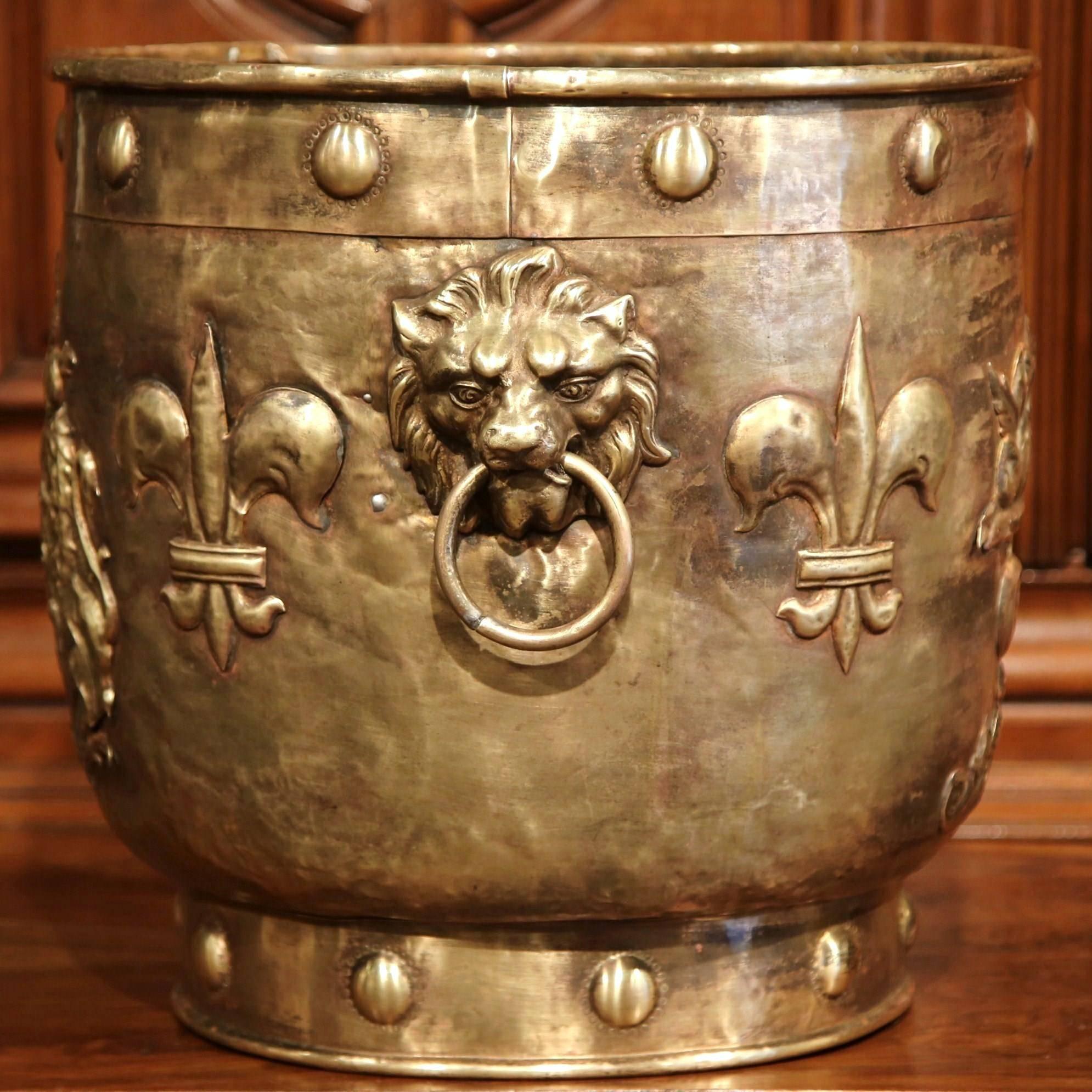Large 19th Century French Brass Bucket with Repousse Motifs and Fleur-de-Lys In Excellent Condition In Dallas, TX