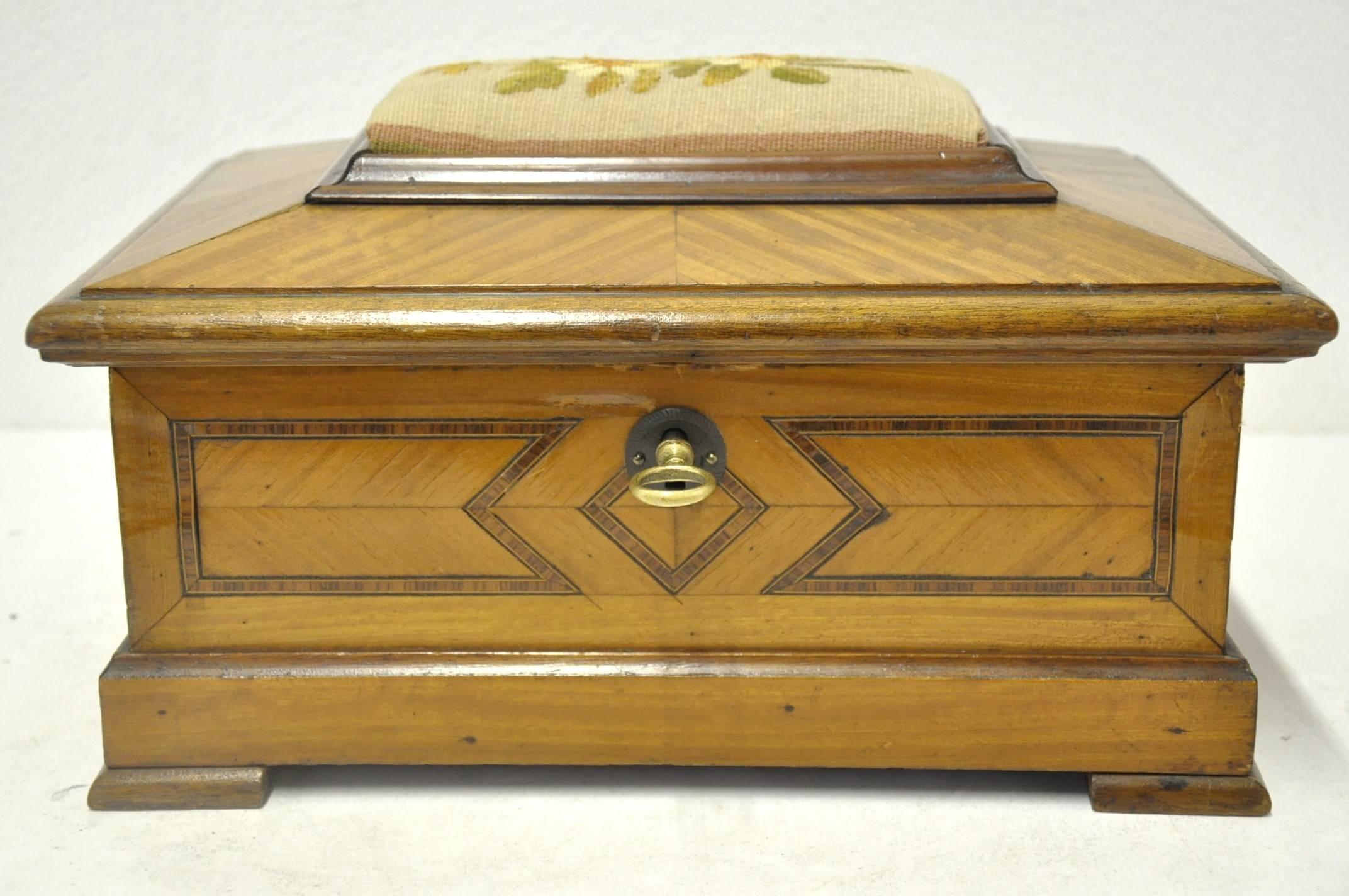 19th Century, French Rosewood and Inlay Jewelry Box with Aubusson Tapestry 5
