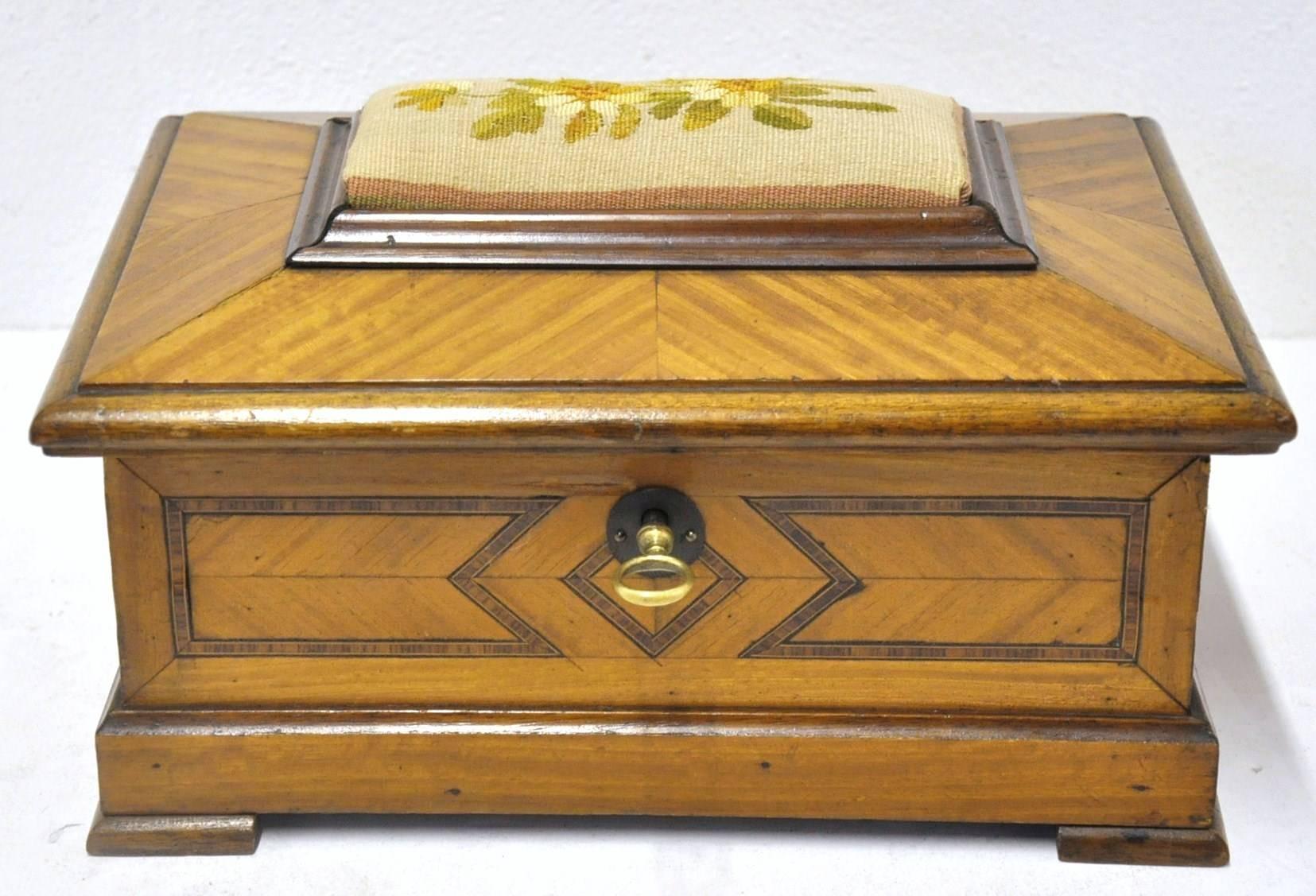 19th Century, French Rosewood and Inlay Jewelry Box with Aubusson Tapestry 6