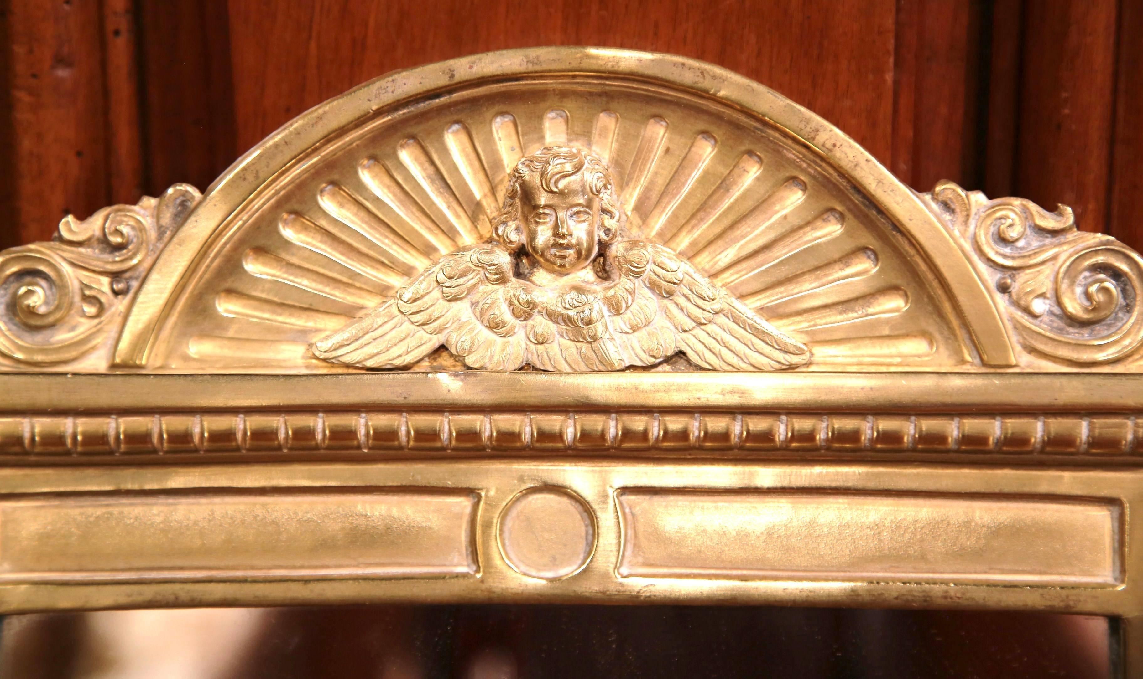 Fatto a mano Specchio da parete in ottone Repousse francese del XIX secolo con decorazioni a forma di cherubino in vendita