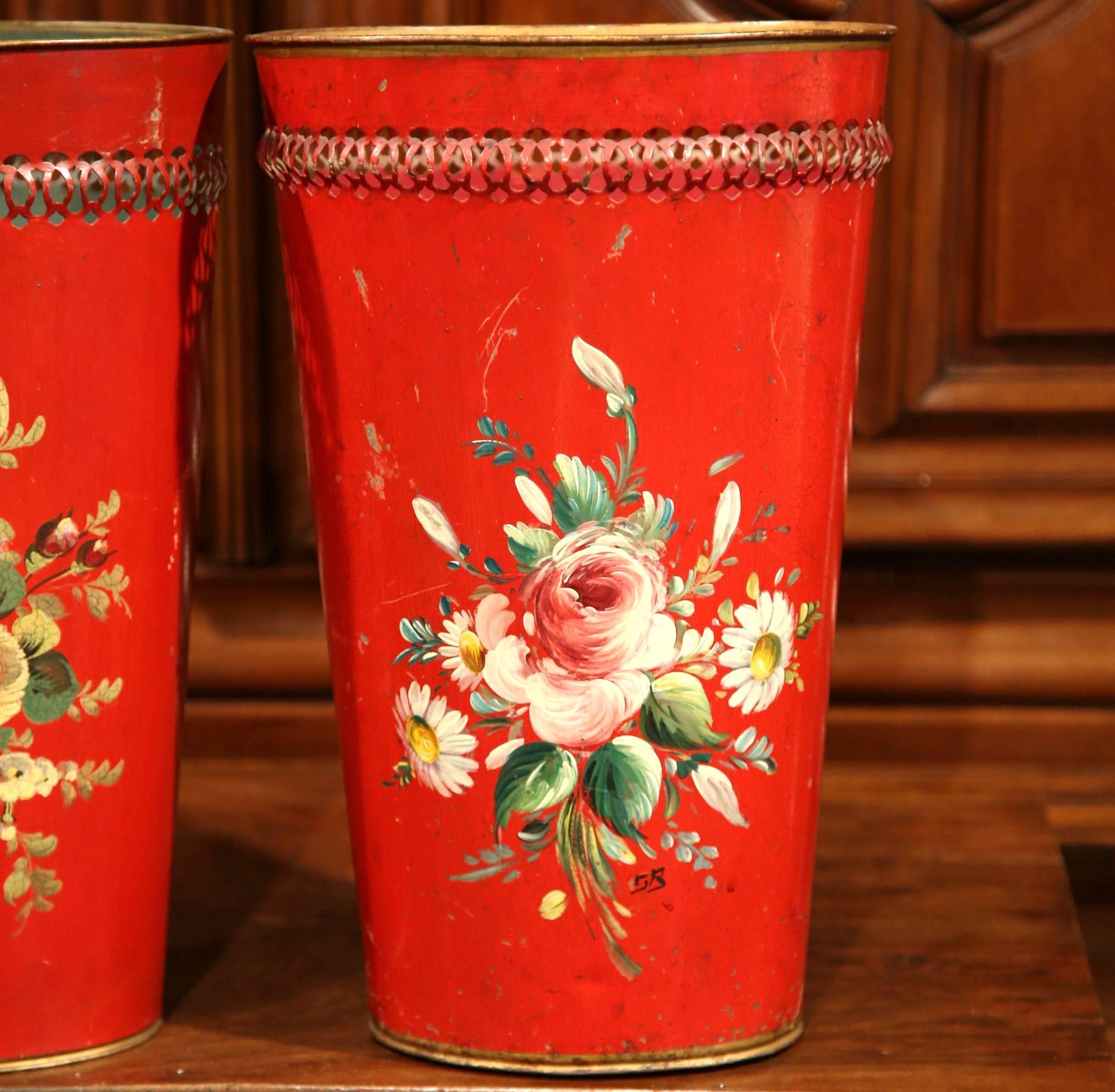 Pair of Early 20th Century French Painted Tole Baskets with Floral Decor In Excellent Condition In Dallas, TX
