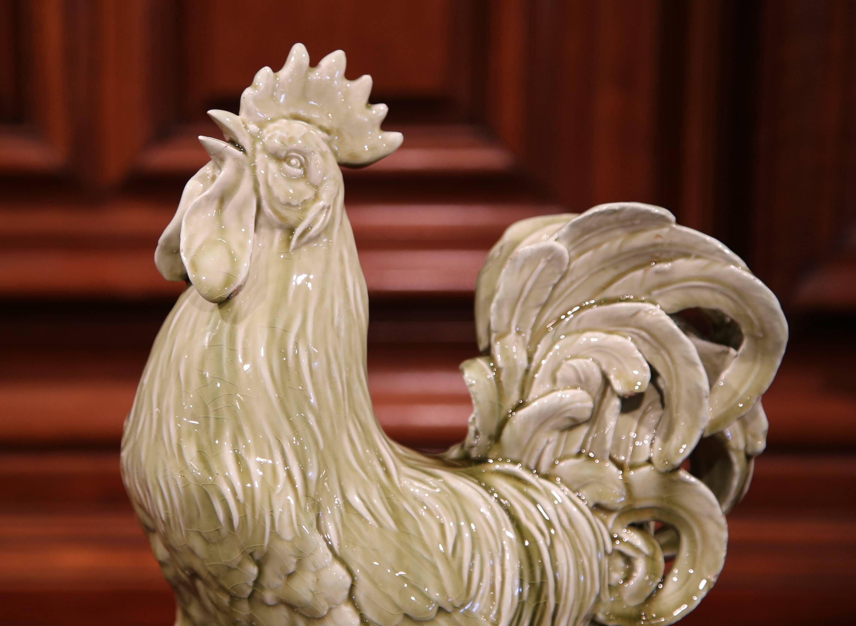 Ce coq coloré en majolique a été fabriqué à Vallauris:: en France:: vers 1890. L'oiseau vert en céramique:: peint à la main:: a une finition glacée et est signé sur le dessous Clément Massier:: Golfe Juan. La sculpture de la barbotine représente un
