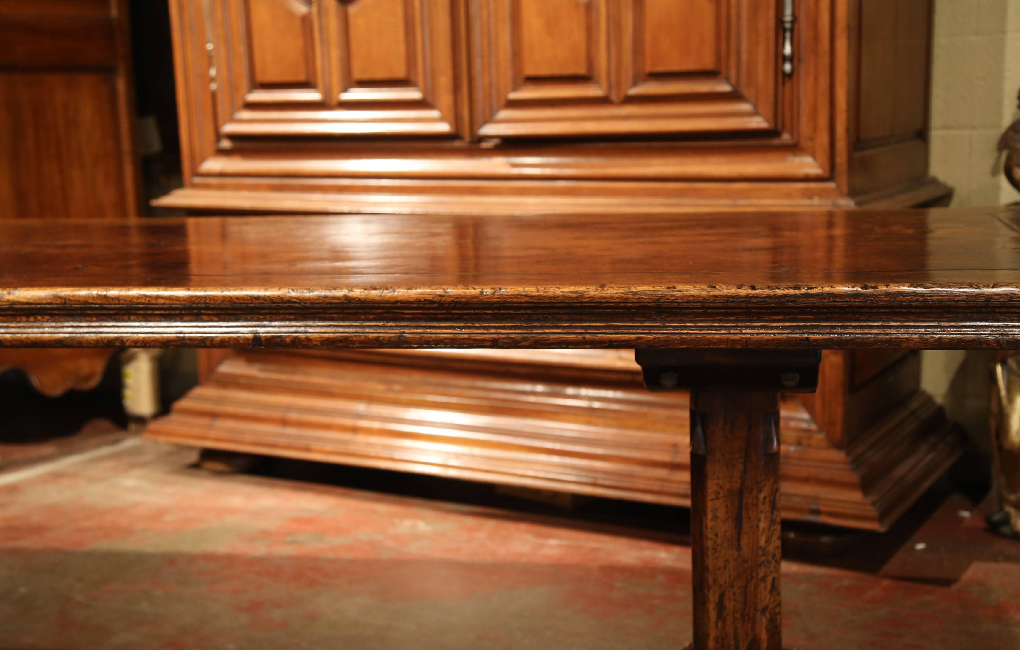 Louis XIII French Carved Chestnut and Oak Trestle Dining Table from the Pyrenees (20. Jahrhundert)