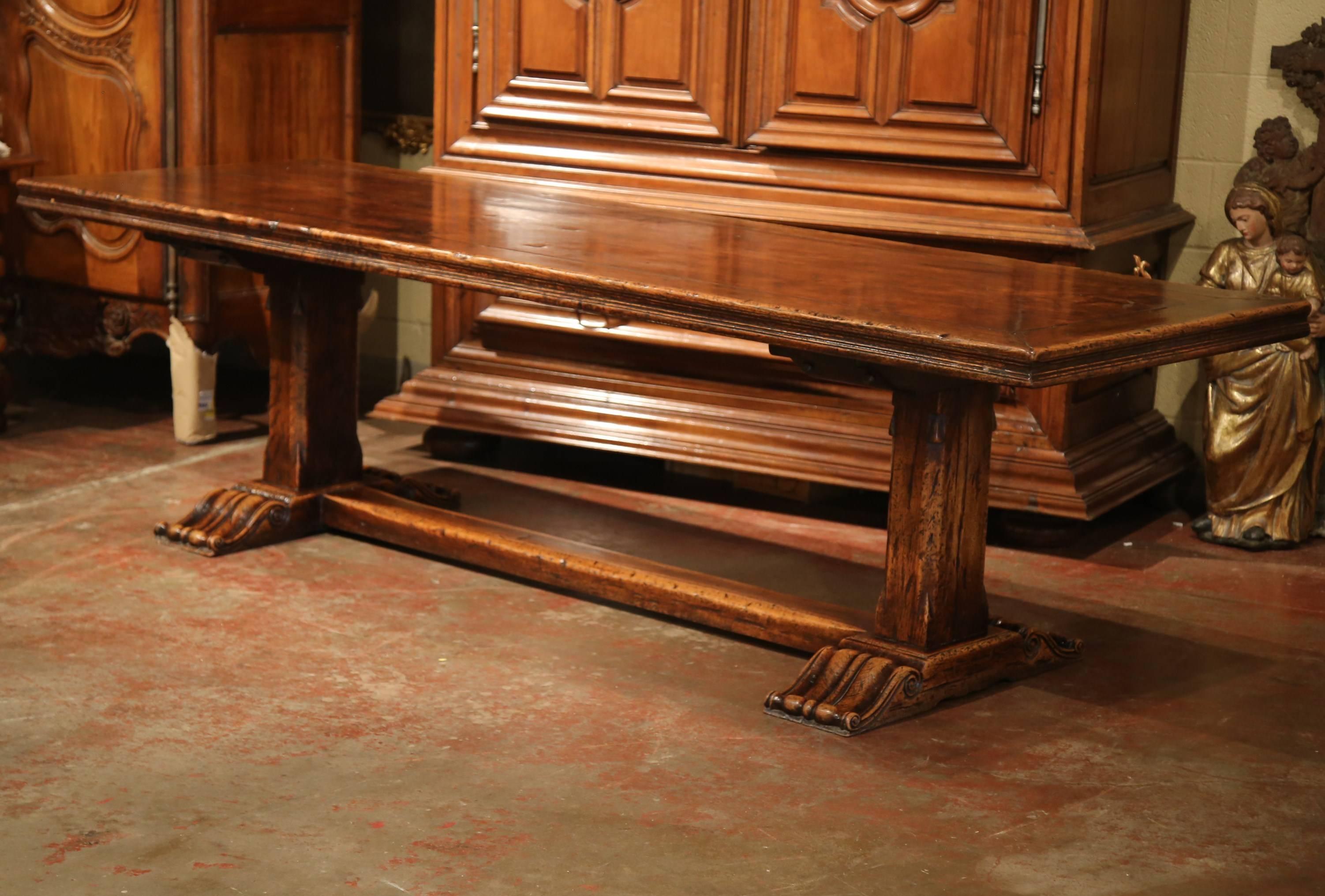 Louis XIII French Carved Chestnut and Oak Trestle Dining Table from the Pyrenees (Kastanienholz)