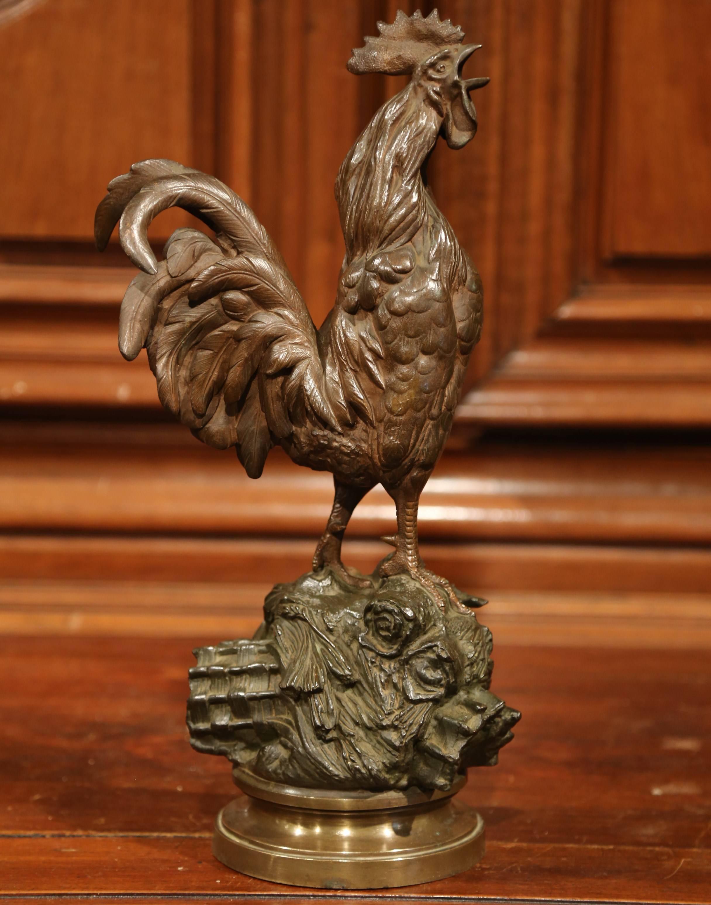 Cette sculpture classique, ancienne, en bronze, symbole traditionnel de la France, a été sculptée vers 1880. Le fier coq est en excellent état, présente une riche patine et est posé sur une base solide avec, roue, rochers, feuilles et blé. Cette