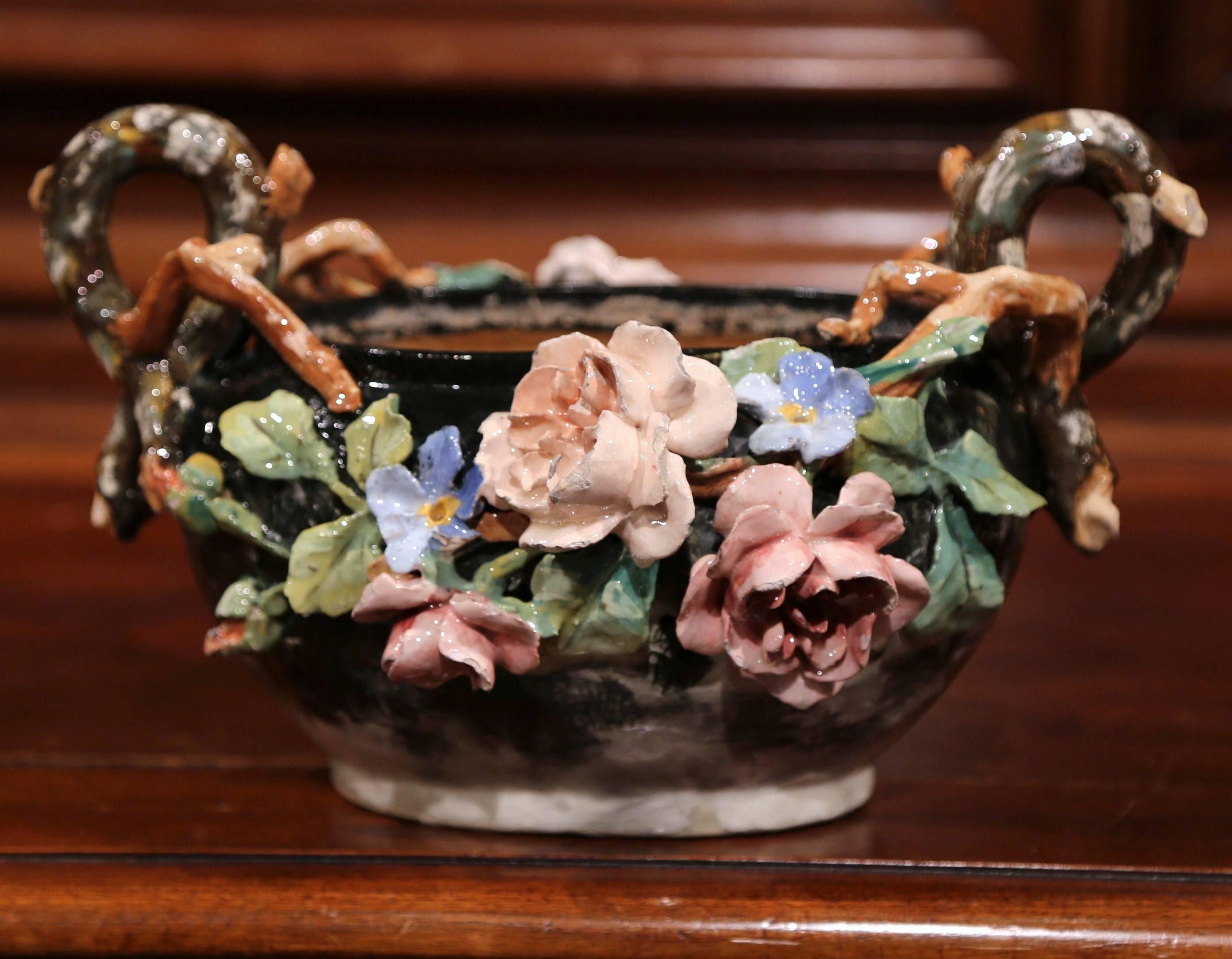 Französische bemalte Barbotine-Jardinière aus Keramik des 19. Jahrhunderts mit Blumendekor im Zustand „Gut“ im Angebot in Dallas, TX