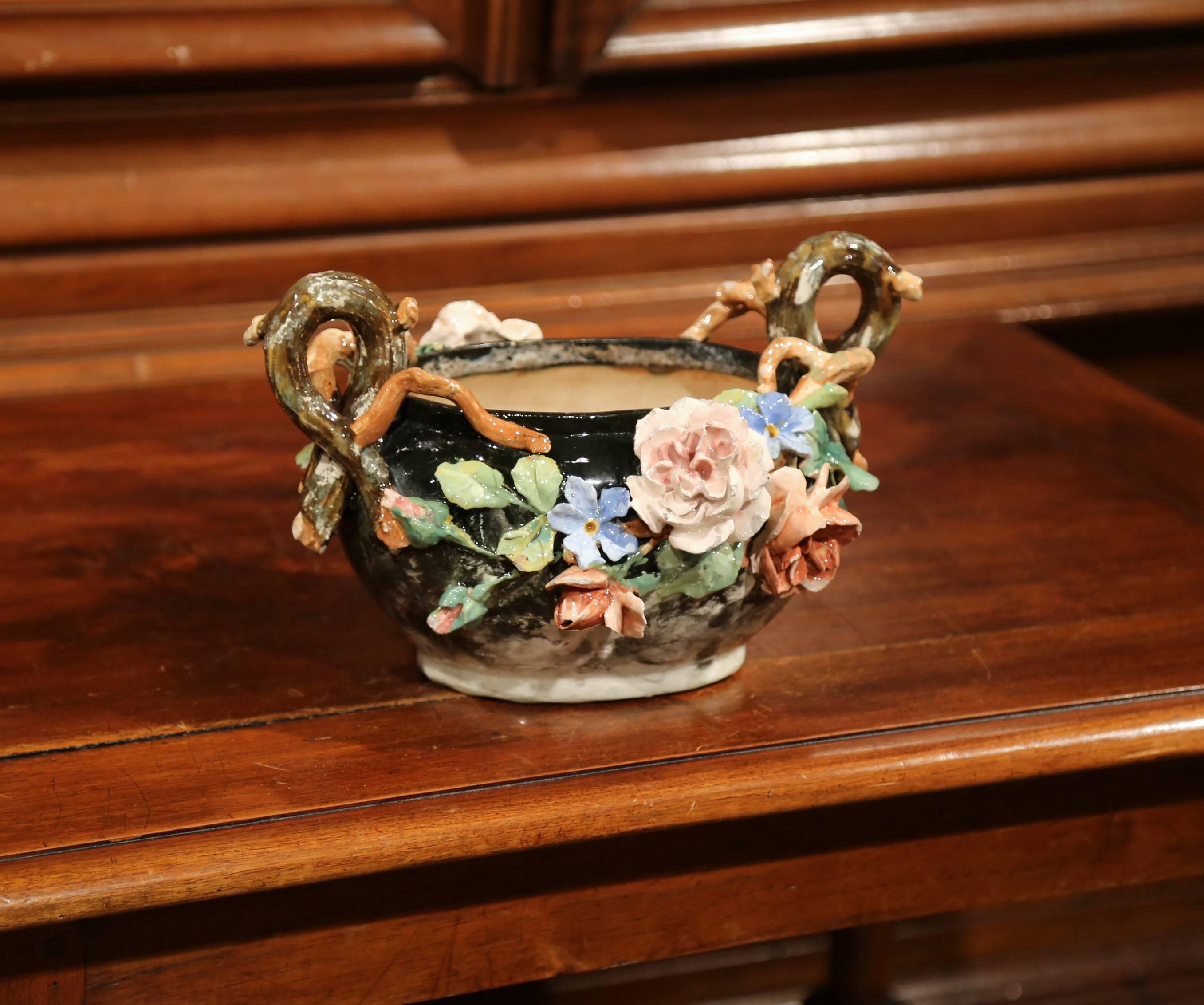 Französische bemalte Barbotine-Jardinière aus Keramik des 19. Jahrhunderts mit Blumendekor im Angebot 3