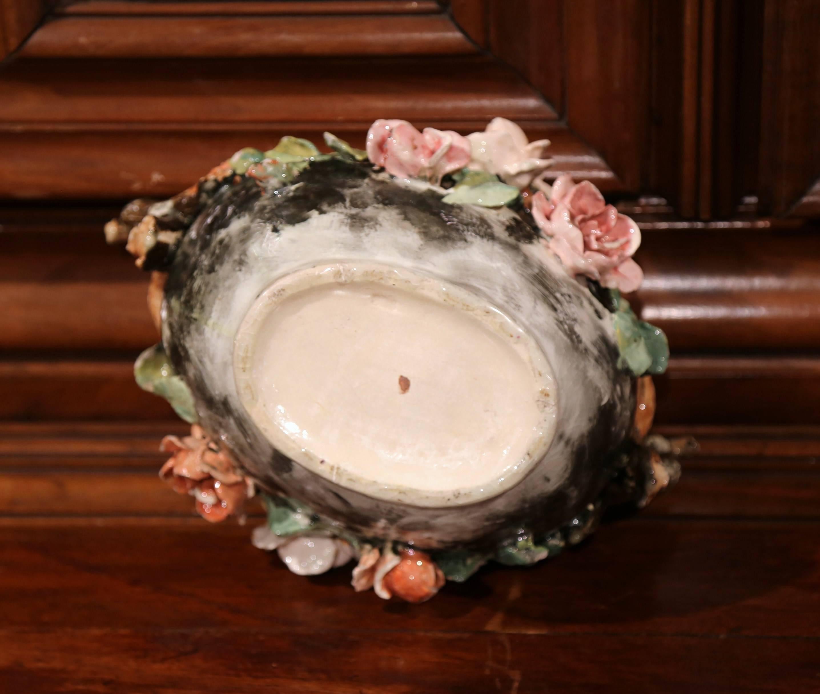 Französische bemalte Barbotine-Jardinière aus Keramik des 19. Jahrhunderts mit Blumendekor im Angebot 6