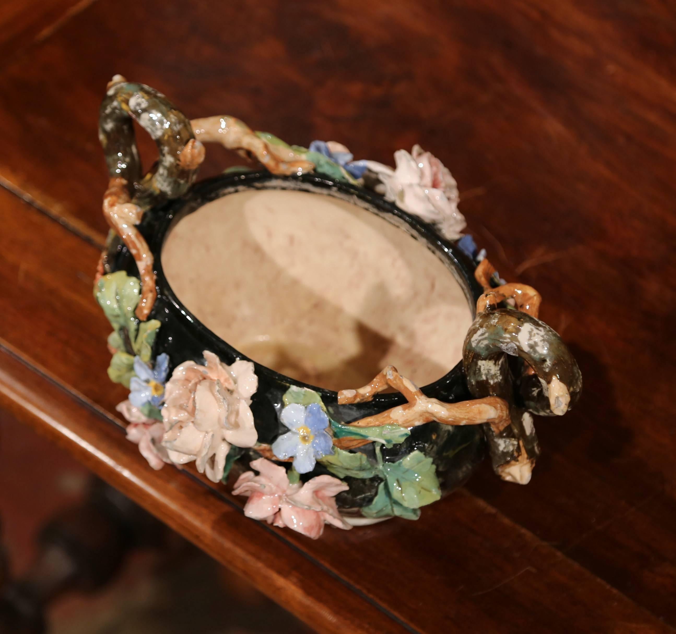 Französische bemalte Barbotine-Jardinière aus Keramik des 19. Jahrhunderts mit Blumendekor im Angebot 1
