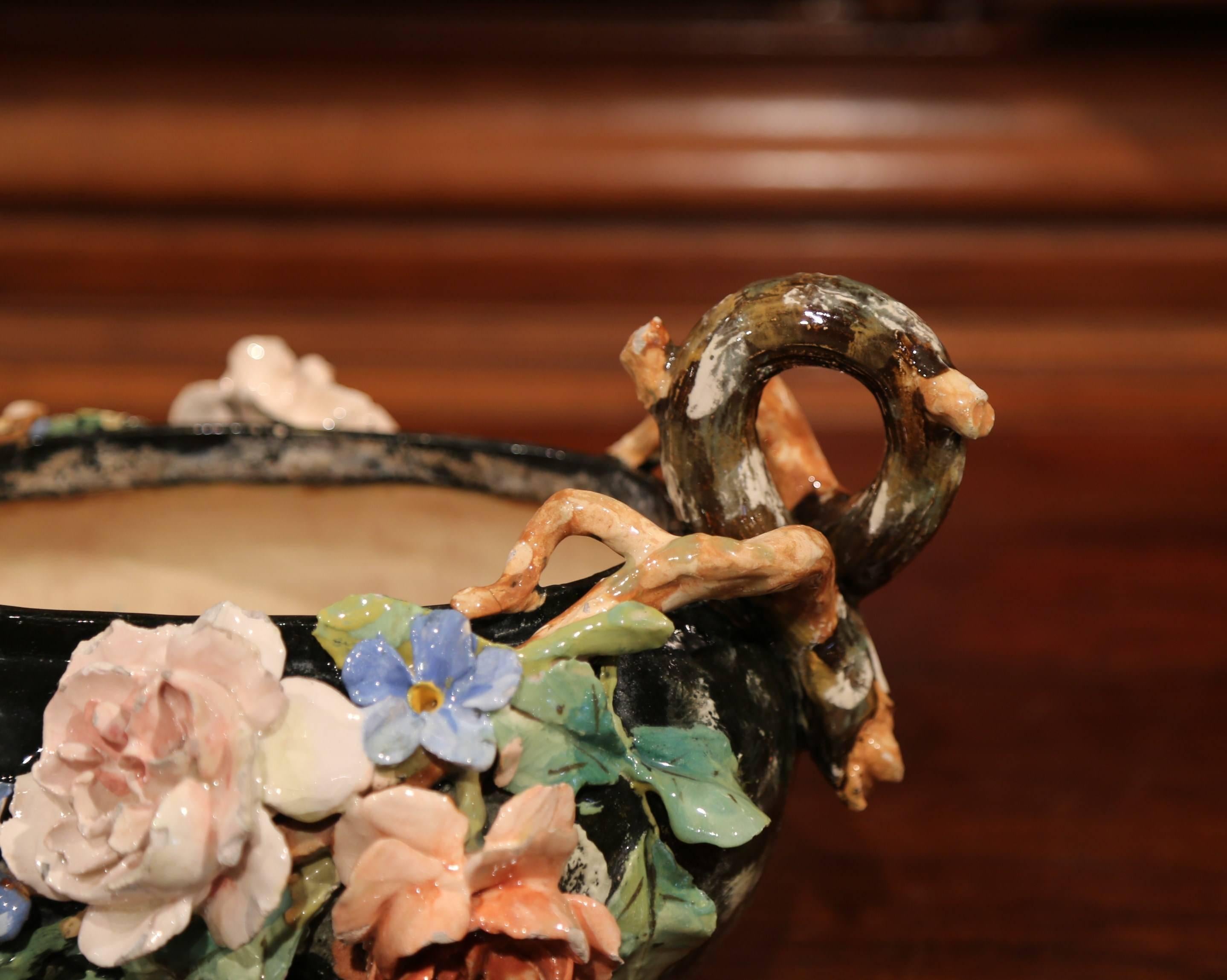 Französische bemalte Barbotine-Jardinière aus Keramik des 19. Jahrhunderts mit Blumendekor im Angebot 4