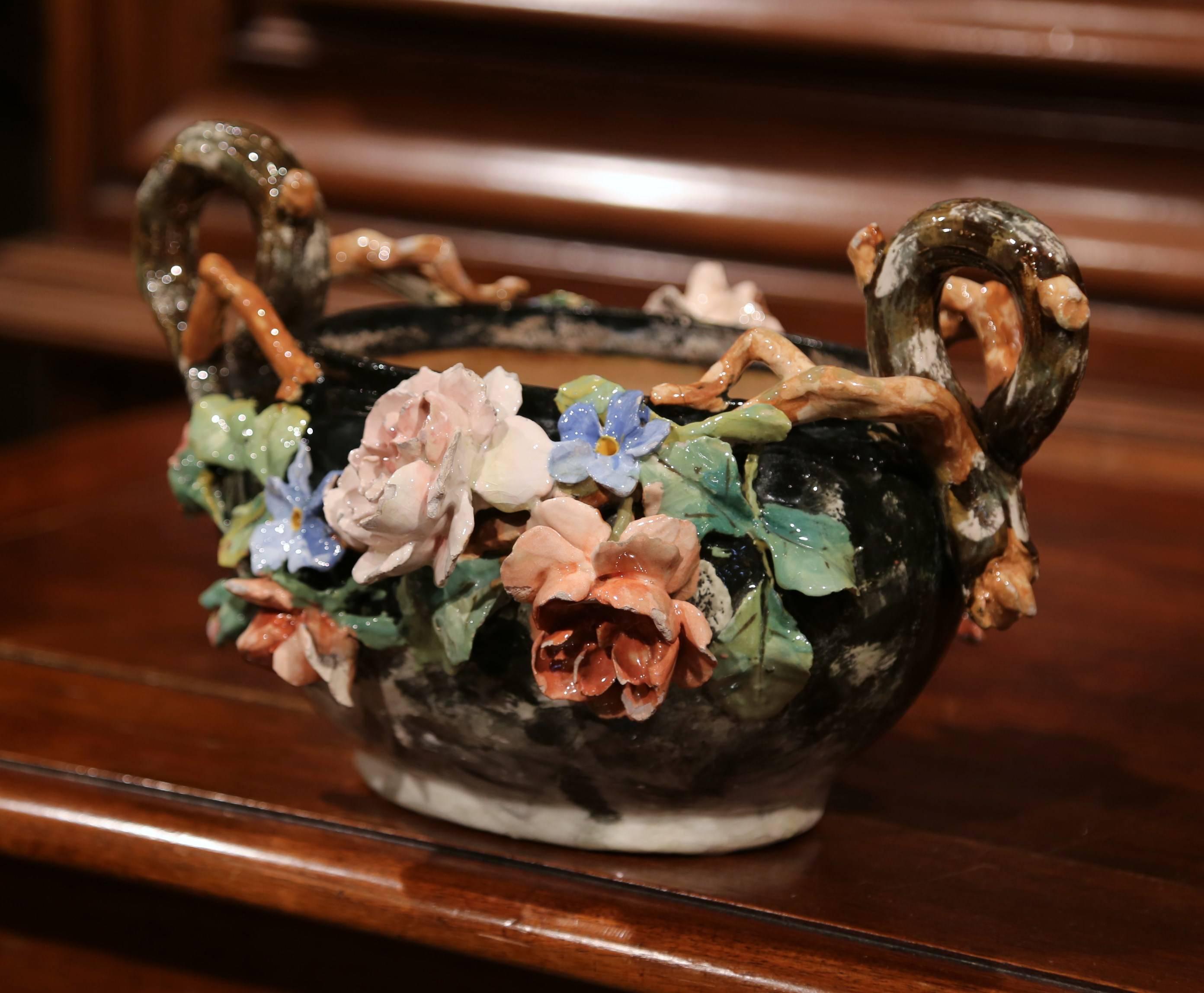 Französische bemalte Barbotine-Jardinière aus Keramik des 19. Jahrhunderts mit Blumendekor (Handbemalt) im Angebot