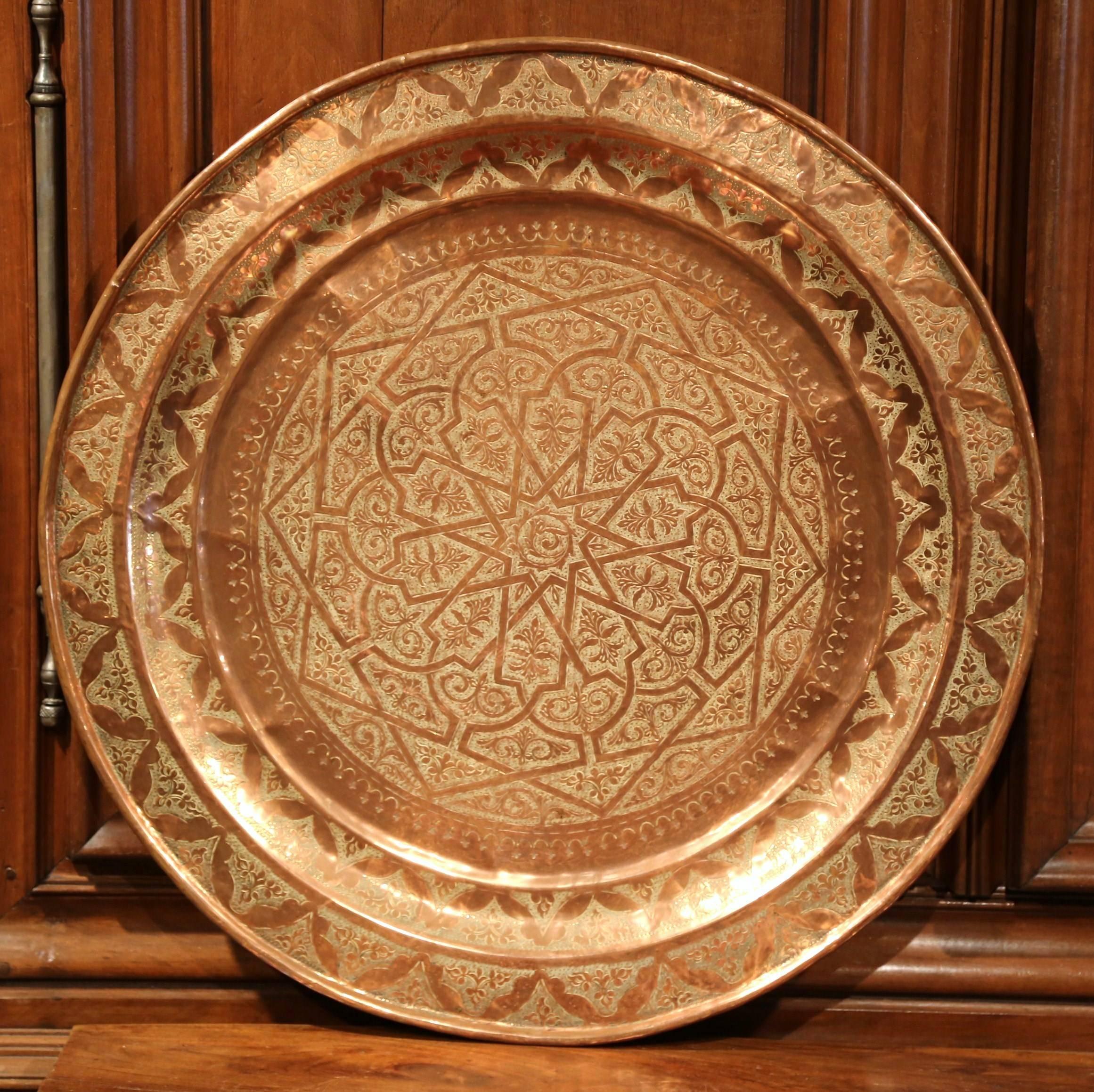 Early 20th Century French Round Copper Tray with Engraved Geometric Motifs In Excellent Condition In Dallas, TX