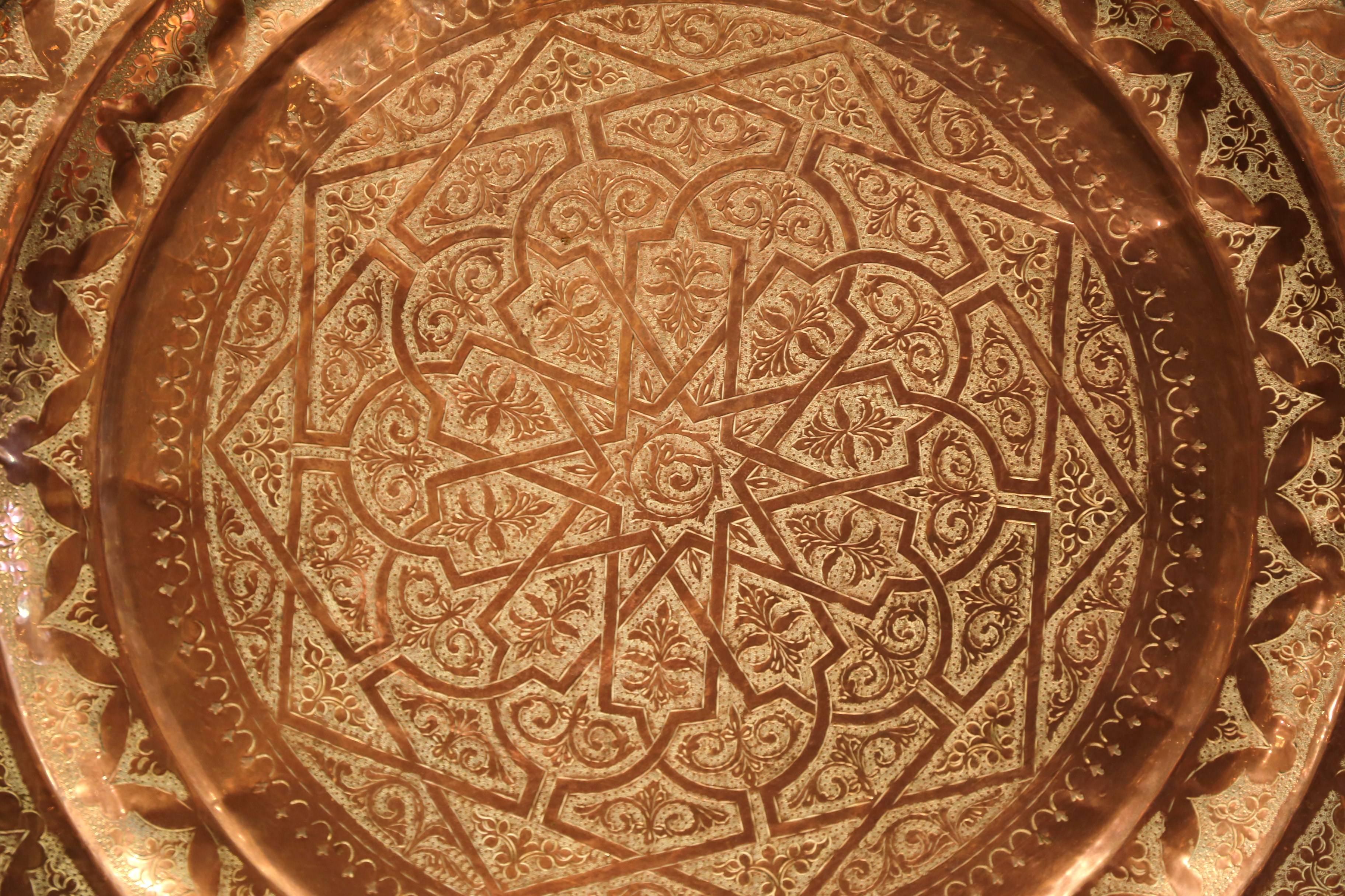 Early 20th Century French Round Copper Tray with Engraved Geometric Motifs 1