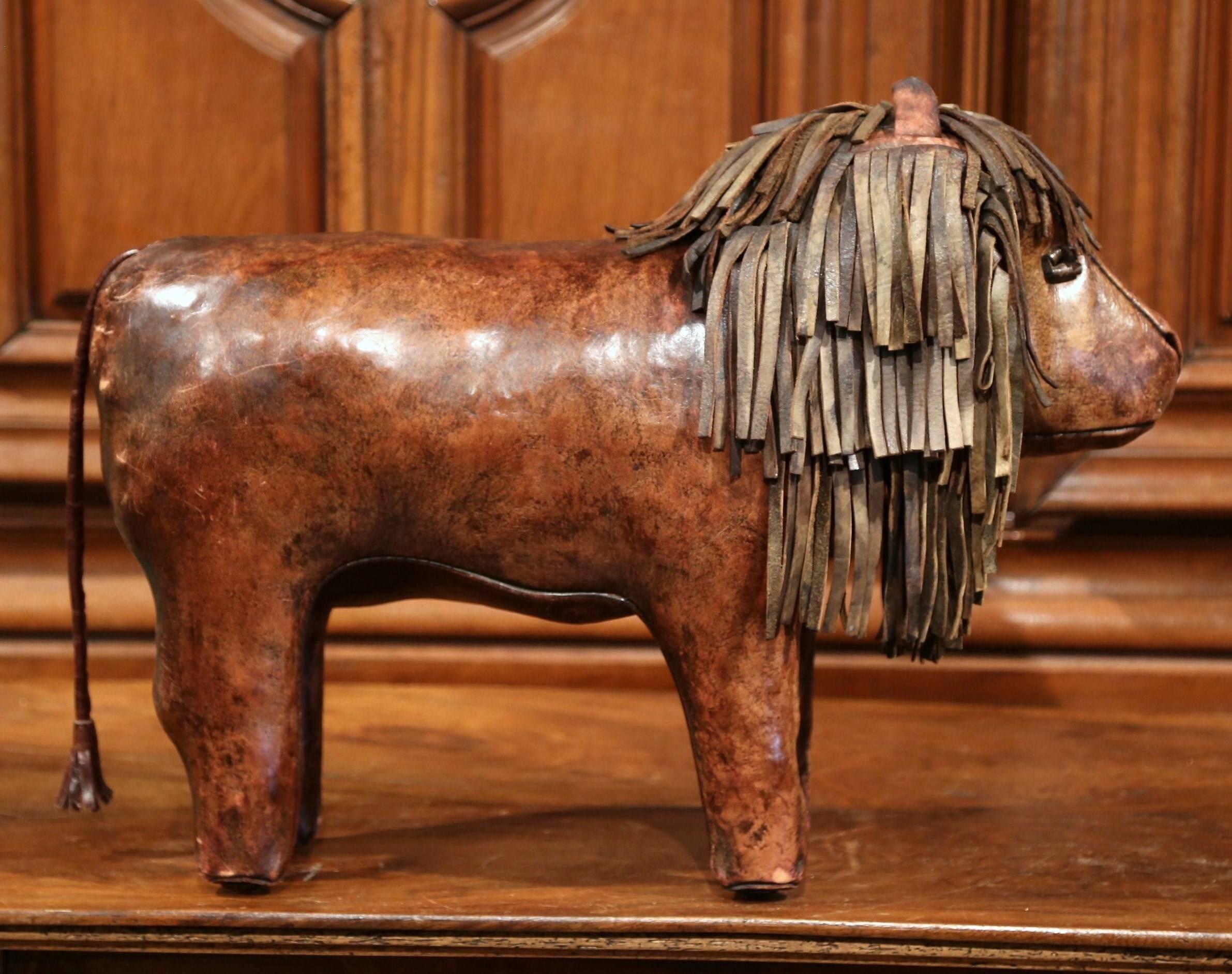 19th century English Foot Stool Lion Sculpture with Original Brown Leather In Excellent Condition In Dallas, TX