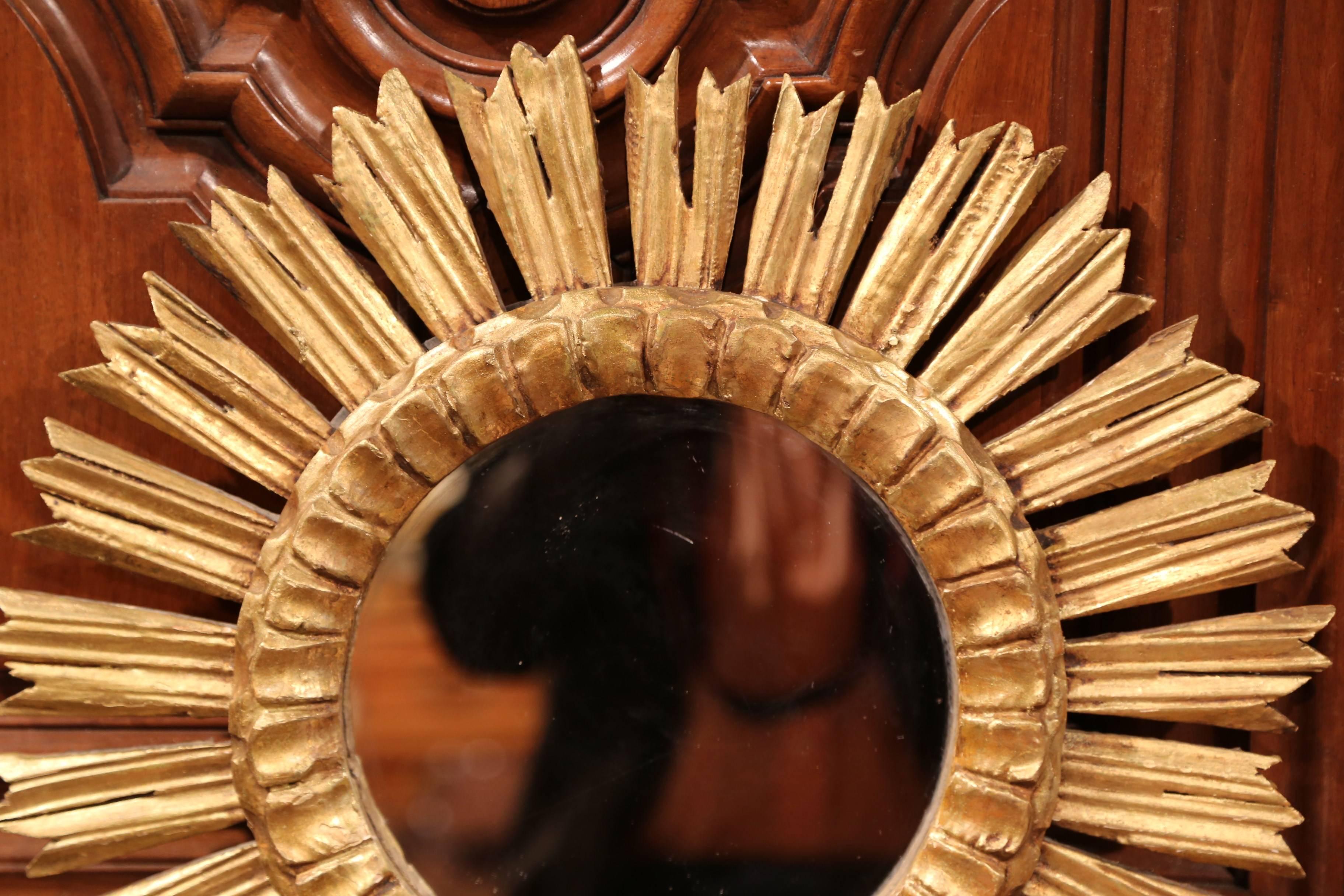 Mid-20th Century French Carved Giltwood Round Sunburst Mirror In Excellent Condition In Dallas, TX