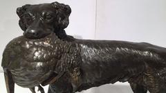 Französischer Jagdhund des 19. Jahrhunderts, Bronze auf Marmorsockel, der seinen Vorrat hält
