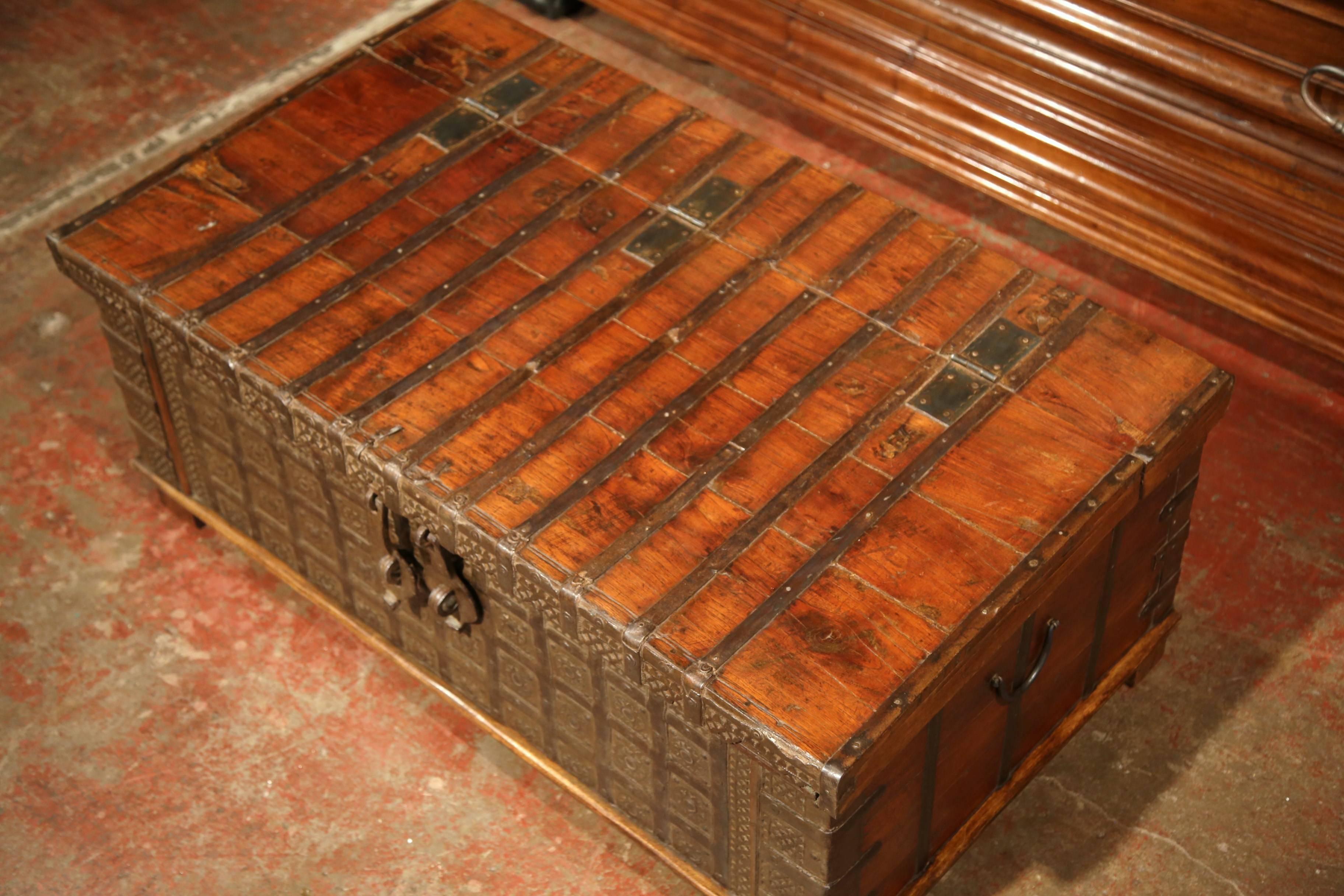 19th Century English Carved Chestnut Trunk Coffee Table with Heavy Hardware In Excellent Condition In Dallas, TX