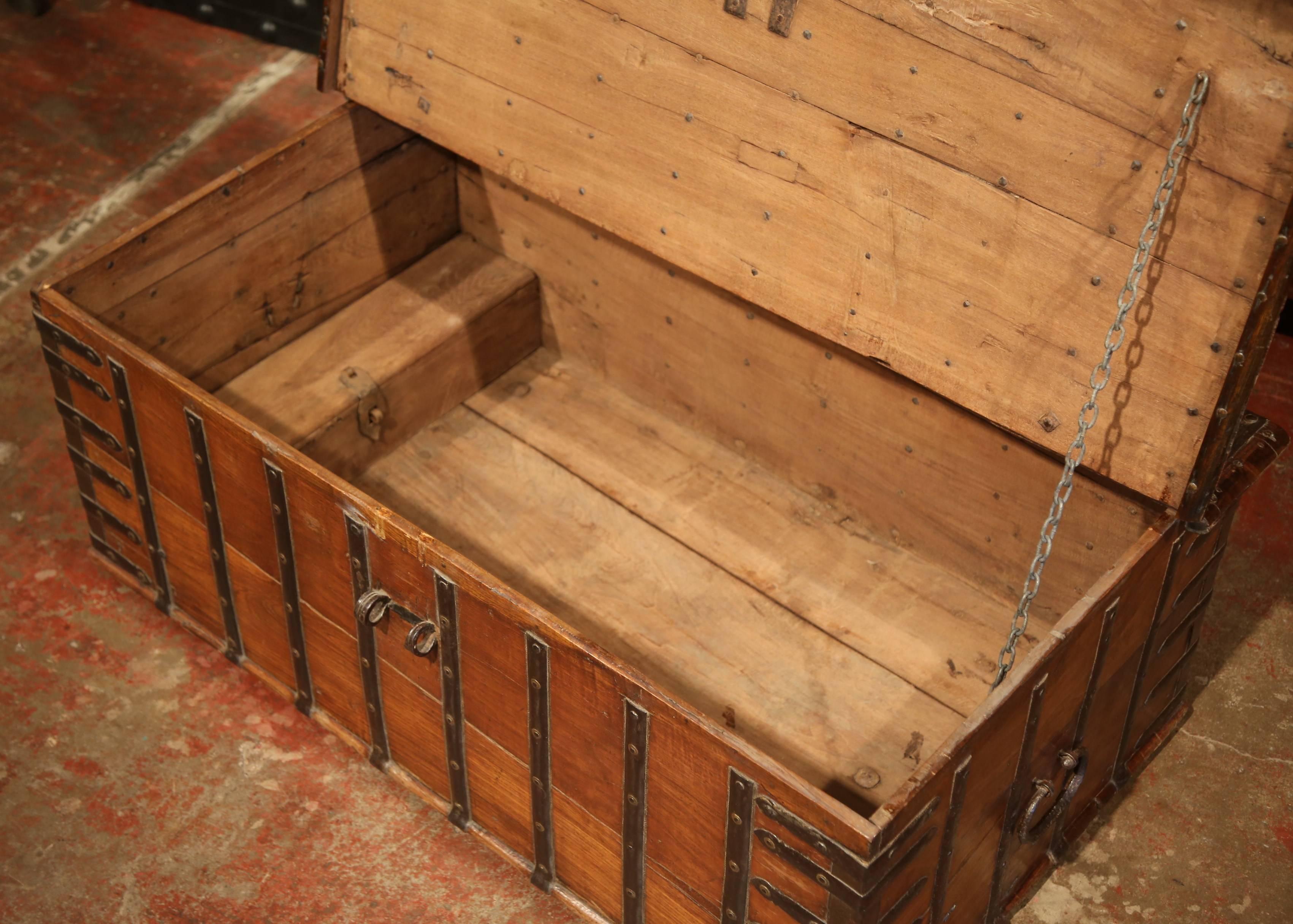 19th Century English Chestnut Coffee Table Trunk with Heavy Hardware In Excellent Condition In Dallas, TX