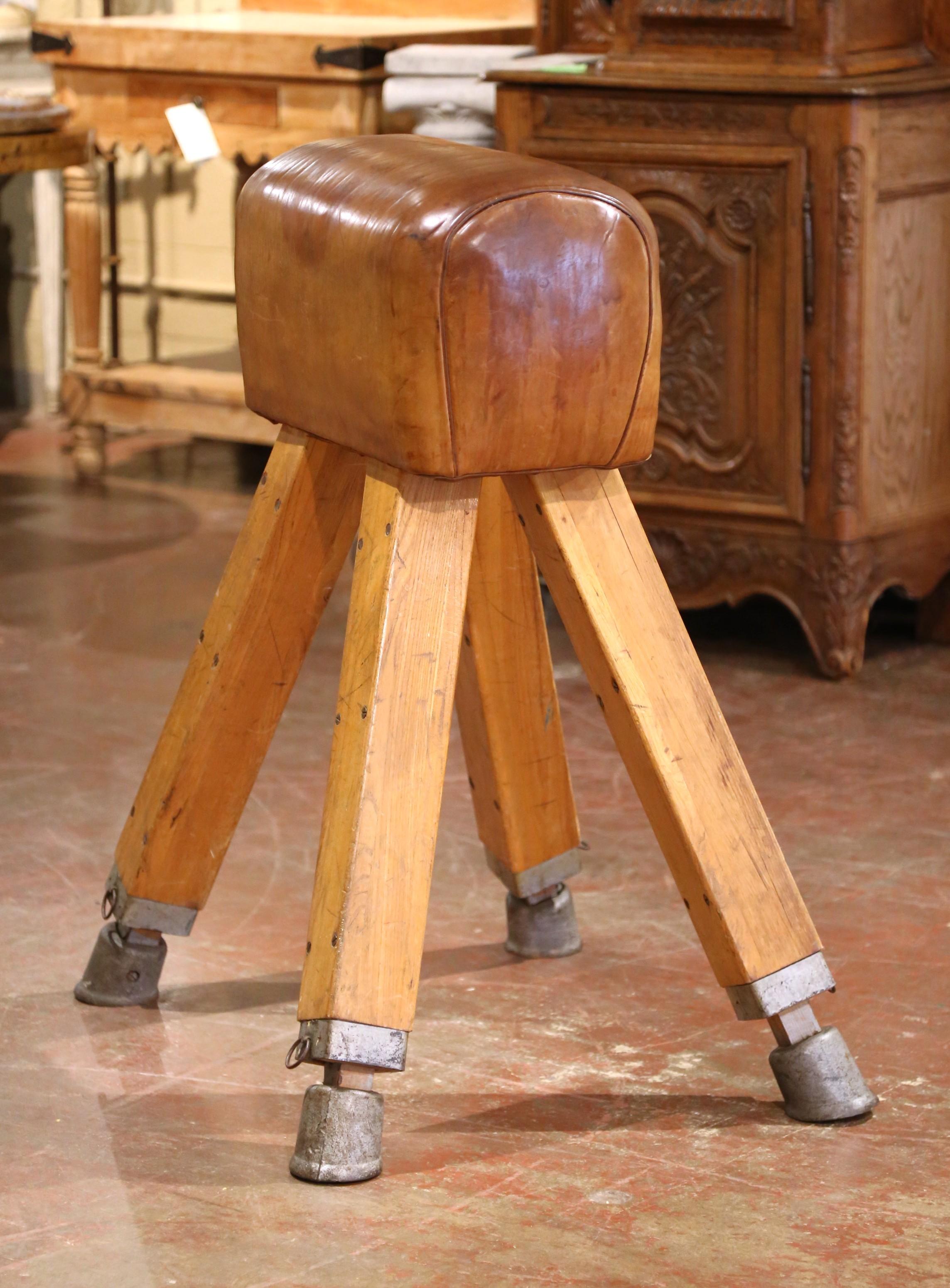 Apportez un caractère athlétique vintage et un charme sculptural à votre intérieur avec ce banc de cheval d'arçon antique, fabriqué en République tchèque vers 1920. Utilisé à l'origine pour l'entraînement à la gymnastique, ce banc allongé est doté