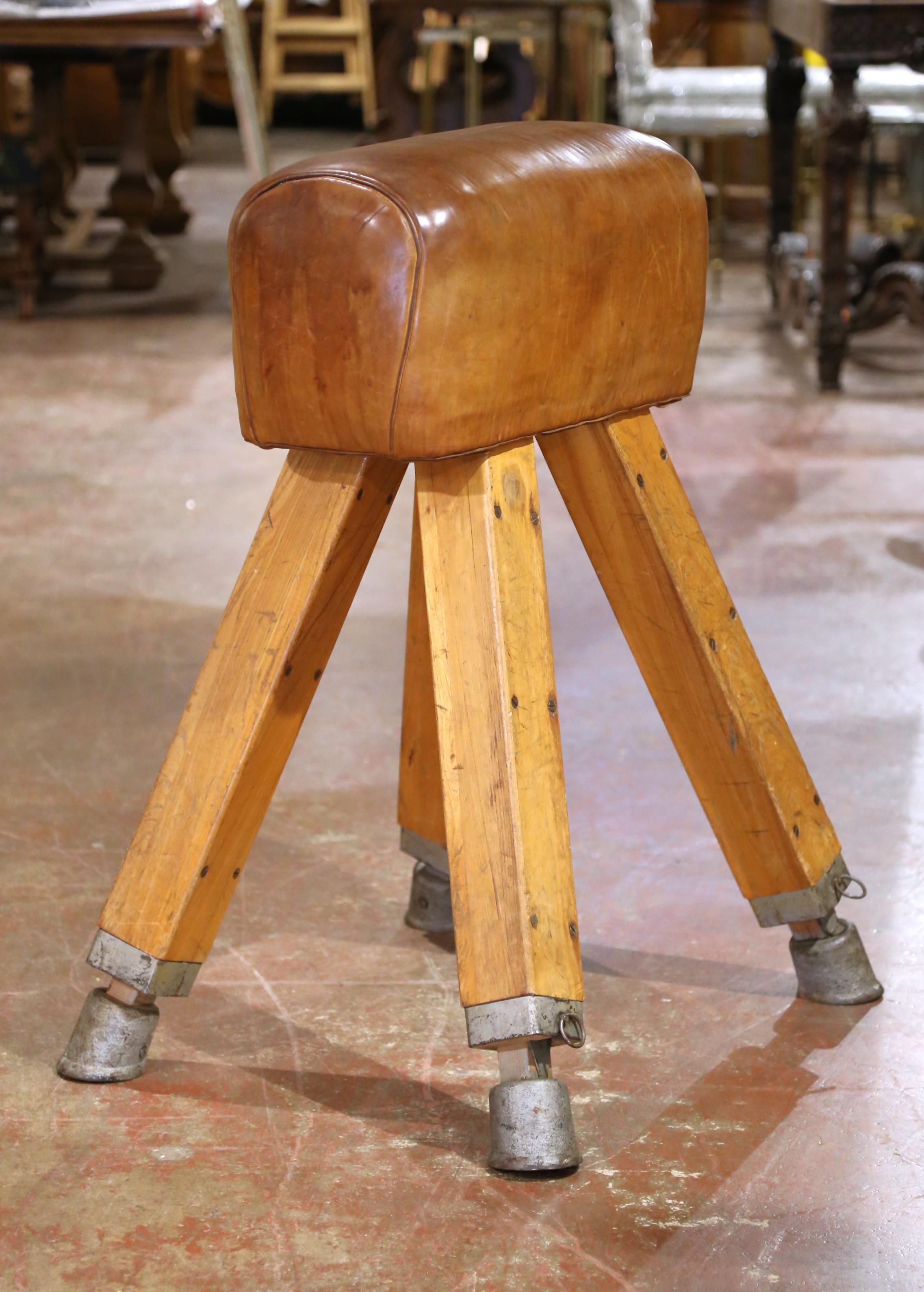 Sculpté à la main Banc de cheval à arçon tchèque du début du 20e siècle avec cuir patiné d'origine en vente