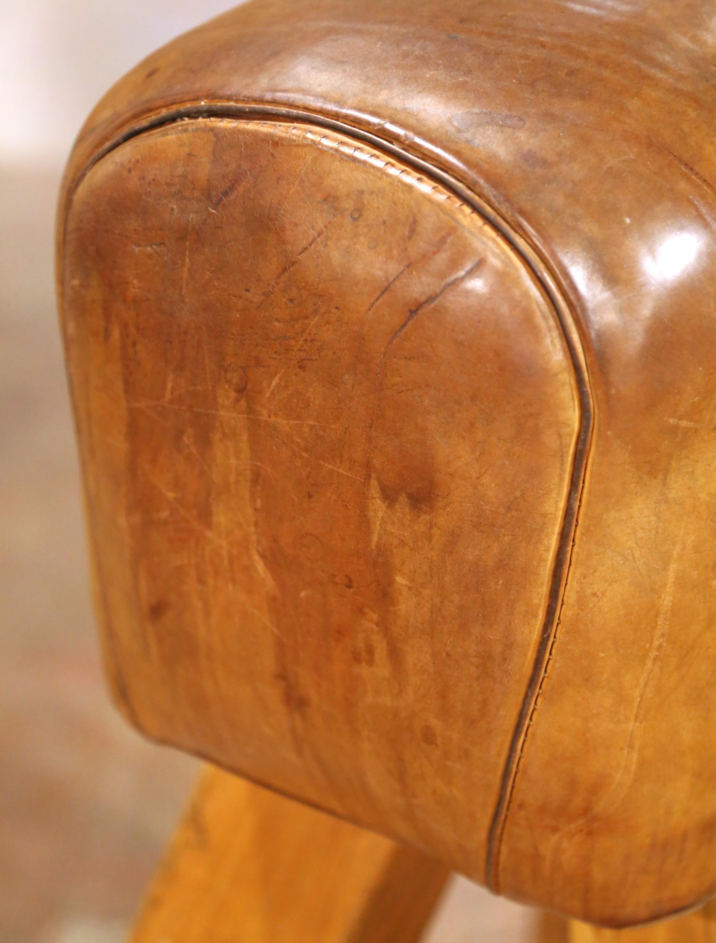 20ième siècle Banc de cheval à arçon tchèque du début du 20e siècle avec cuir patiné d'origine en vente