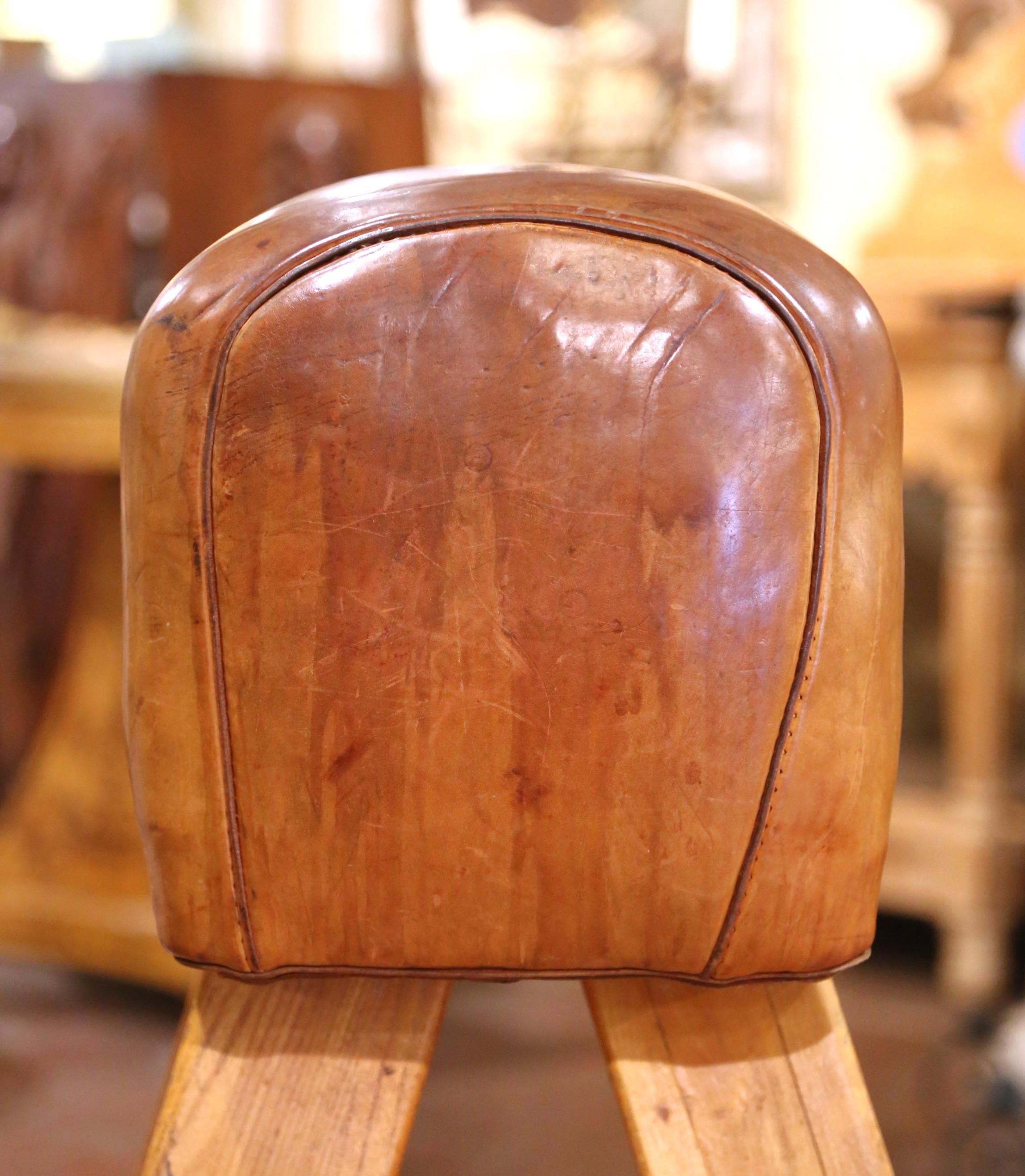 Cuir Banc de cheval à arçon tchèque du début du 20e siècle avec cuir patiné d'origine en vente