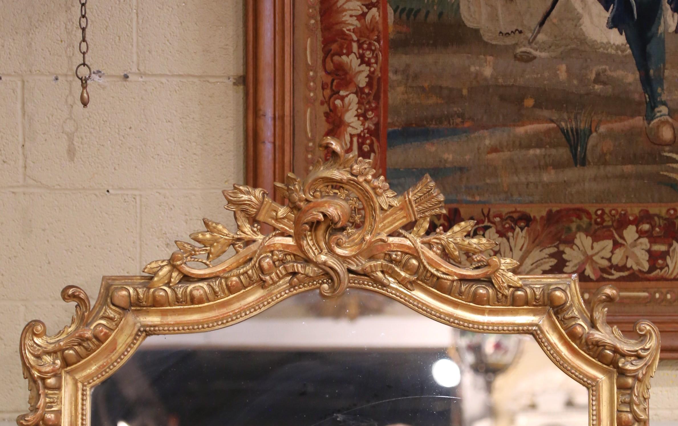 Espejo de Pared de Madera Dorada Tallada Luis XV Francés del Siglo XIX con Decoración de Hojas Tallado a mano en venta