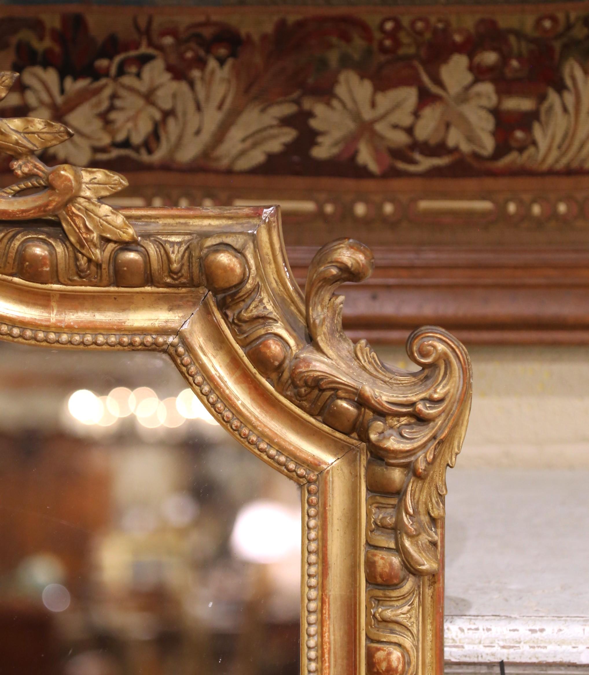 Espejo de Pared de Madera Dorada Tallada Luis XV Francés del Siglo XIX con Decoración de Hojas en Excelente estado para la venta en Dallas, TX