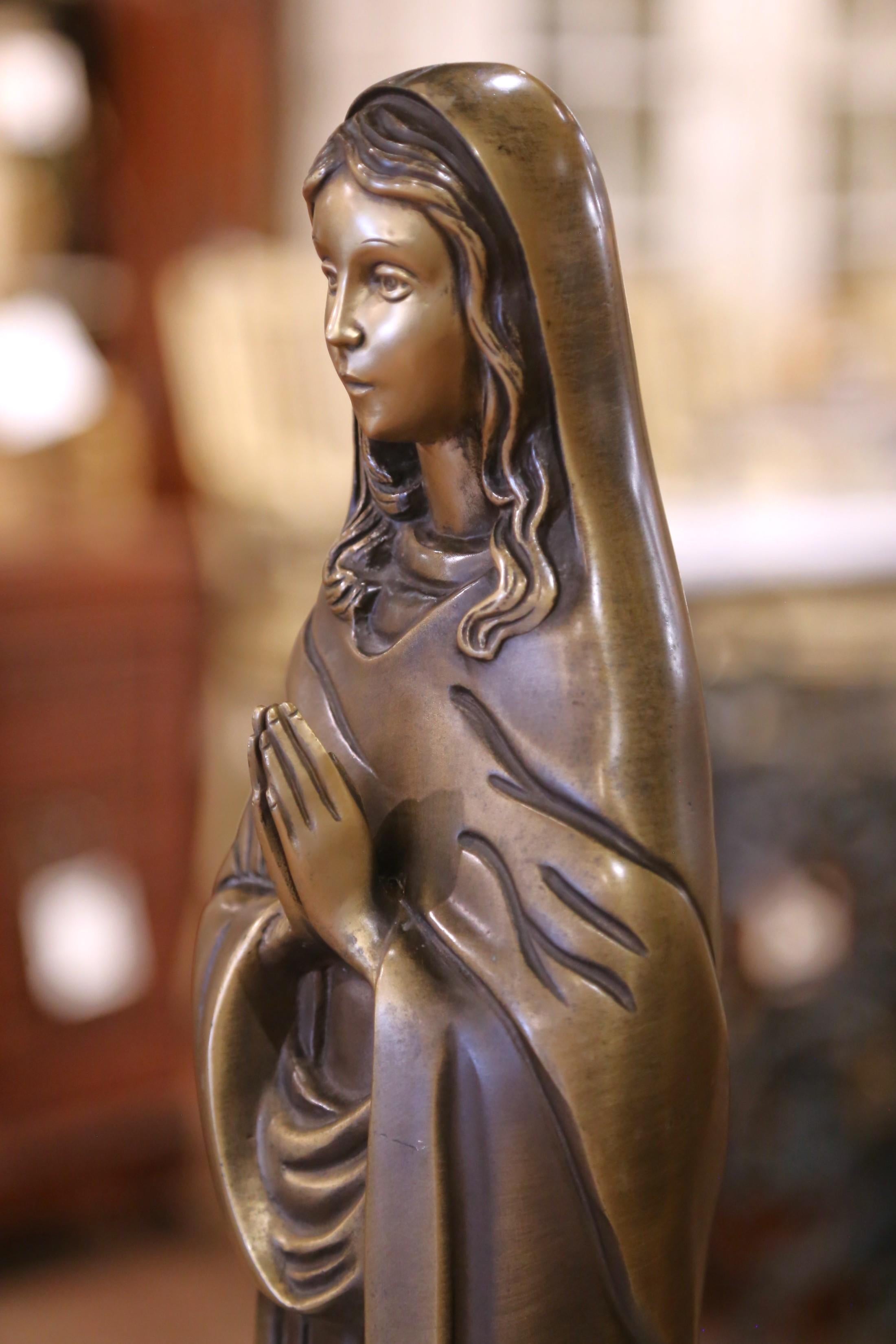 20ième siècle Sculpture en bronze patiné du milieu du siècle représentant la Vierge Marie en prière en vente