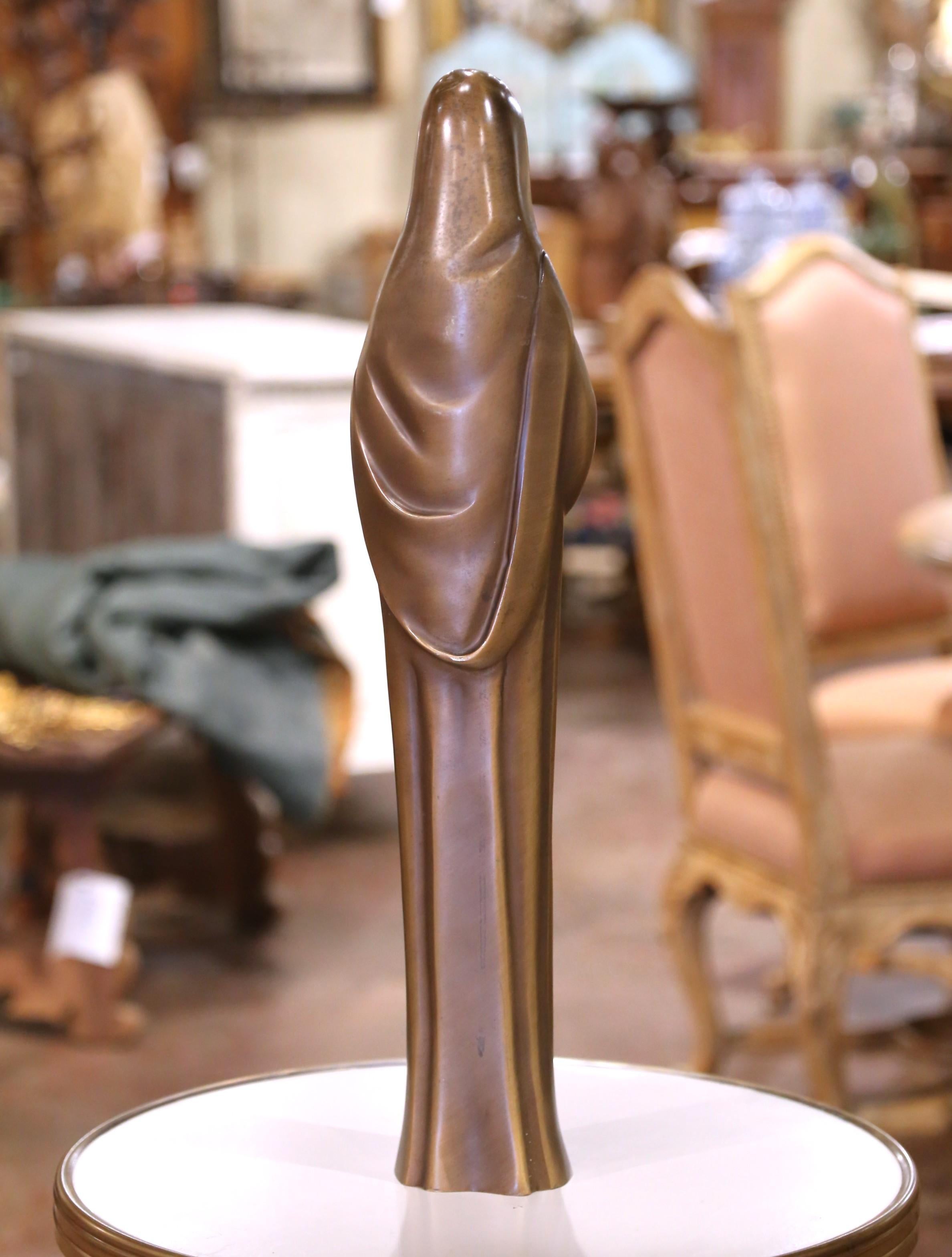 Bronze Sculpture en bronze patiné du milieu du siècle représentant la Vierge Marie en prière en vente