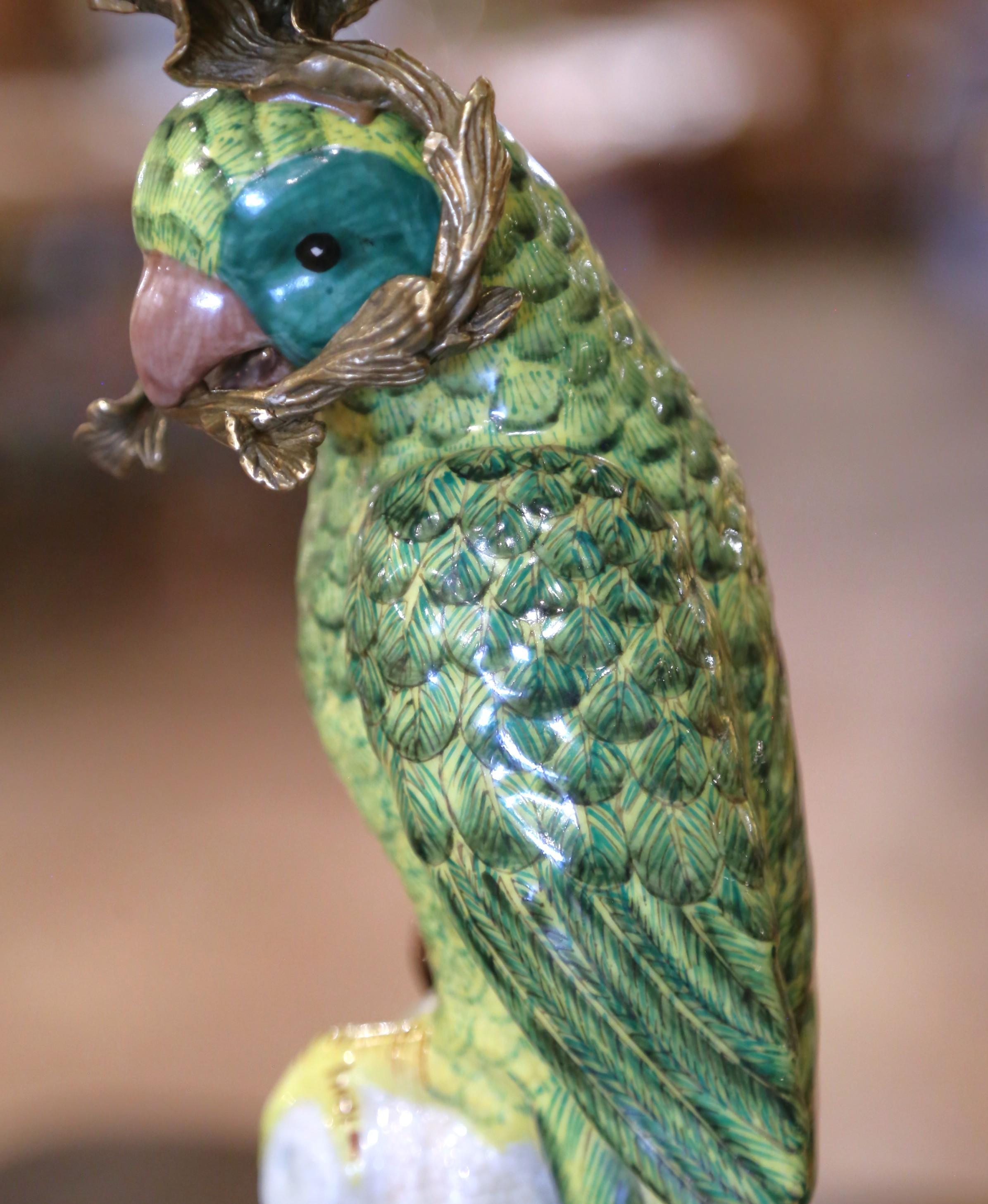 Candelieri a pappagallo in porcellana d'esportazione cinese della metà del secolo su basi in bronzo dorato In condizioni ottime in vendita a Dallas, TX