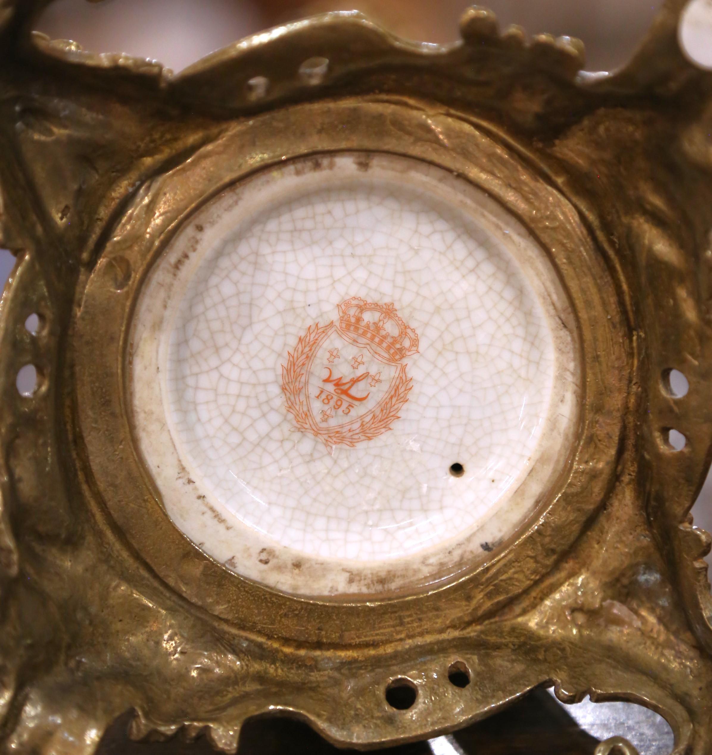 Candelieri a pappagallo in porcellana d'esportazione cinese della metà del secolo su basi in bronzo dorato in vendita 3