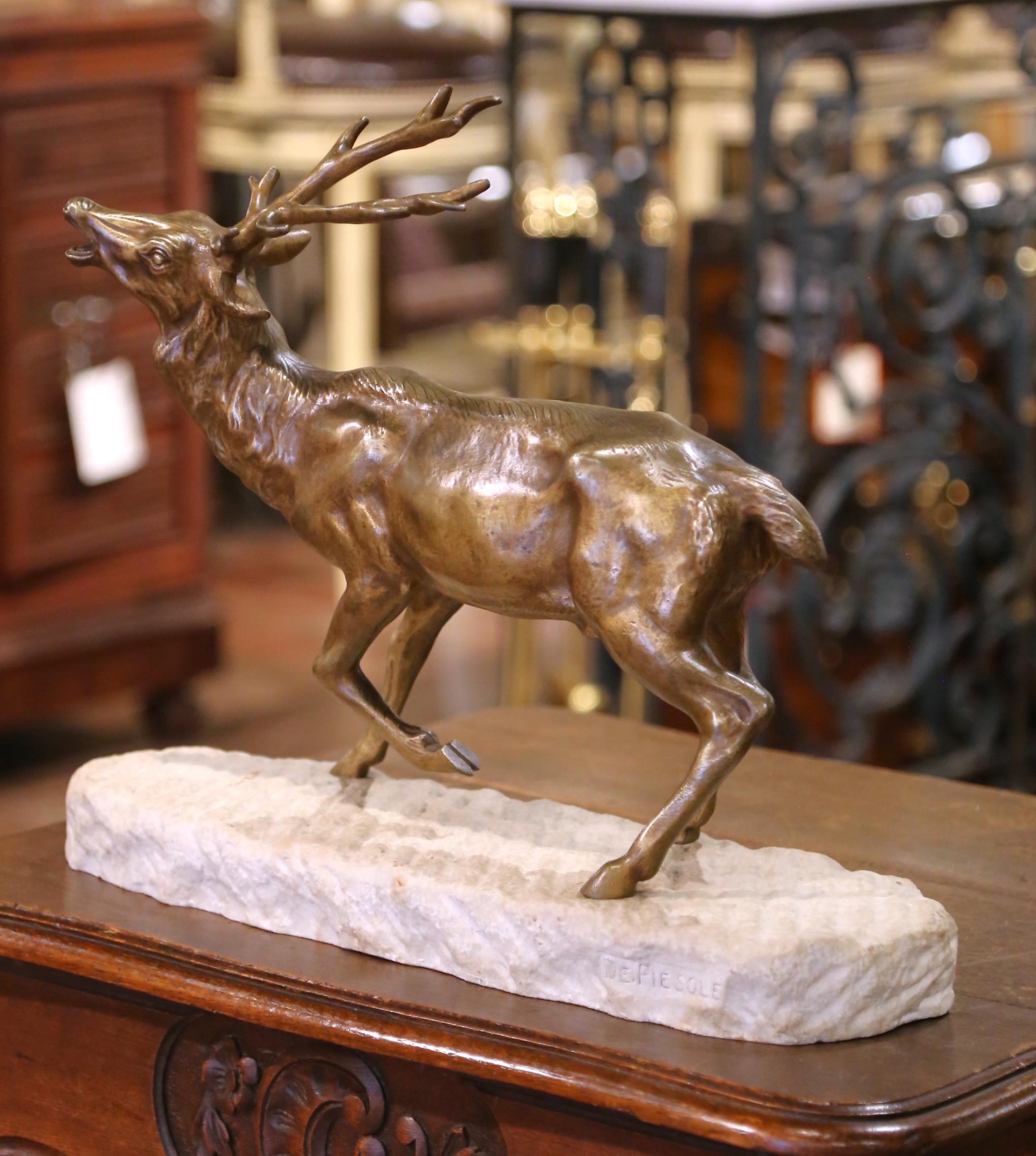 Realizzata in Francia intorno al 1930, questa scultura in bronzo finemente modellata raffigura un alce maestoso a metà del suo cammino, con la testa sollevata in un fiero richiamo. La forma naturalistica cattura la muscolatura dettagliata e le corna