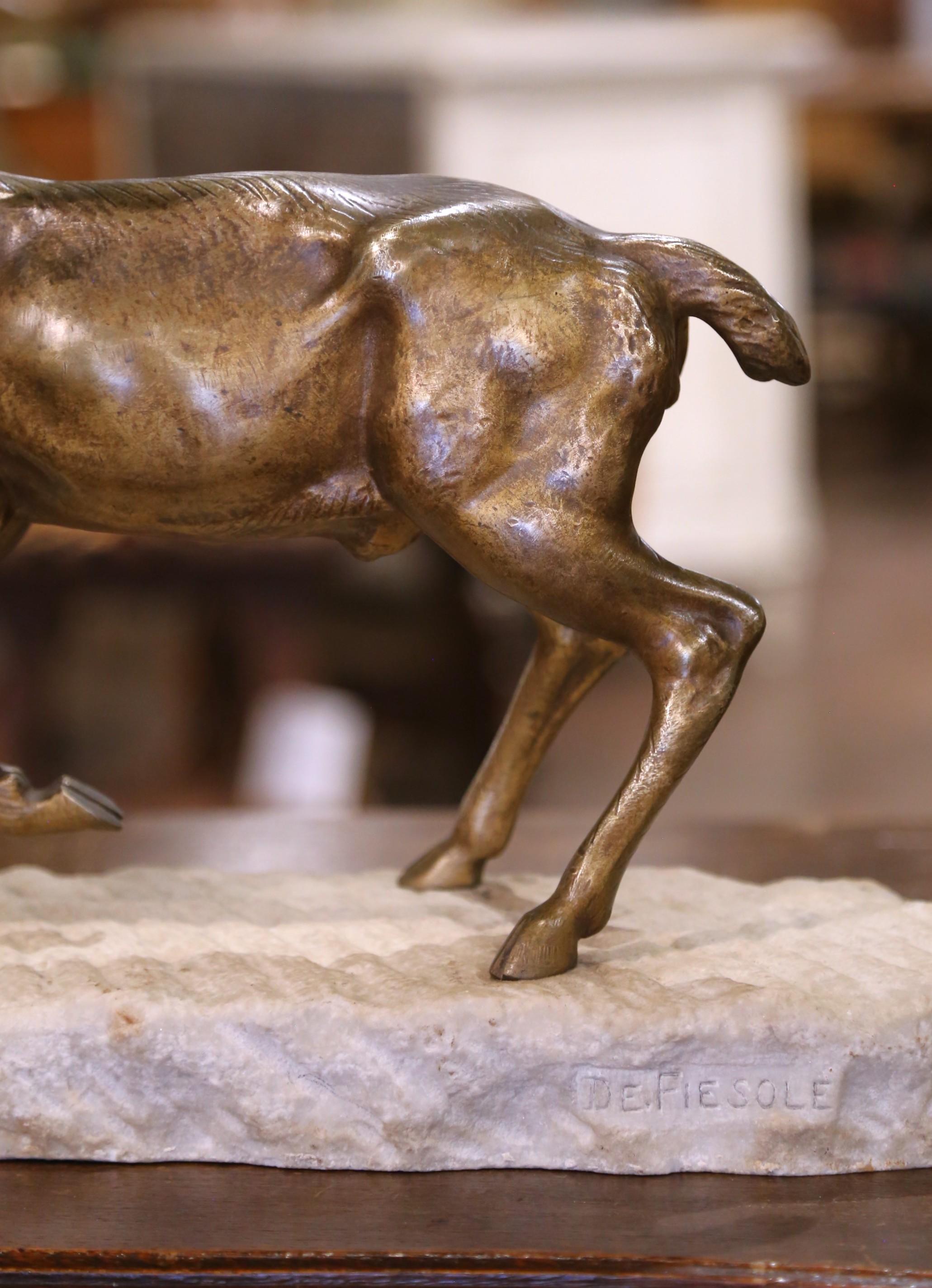 Scultura di alce in bronzo francese dei primi del Novecento su base di marmo, firmata De. Fiesole in vendita 1