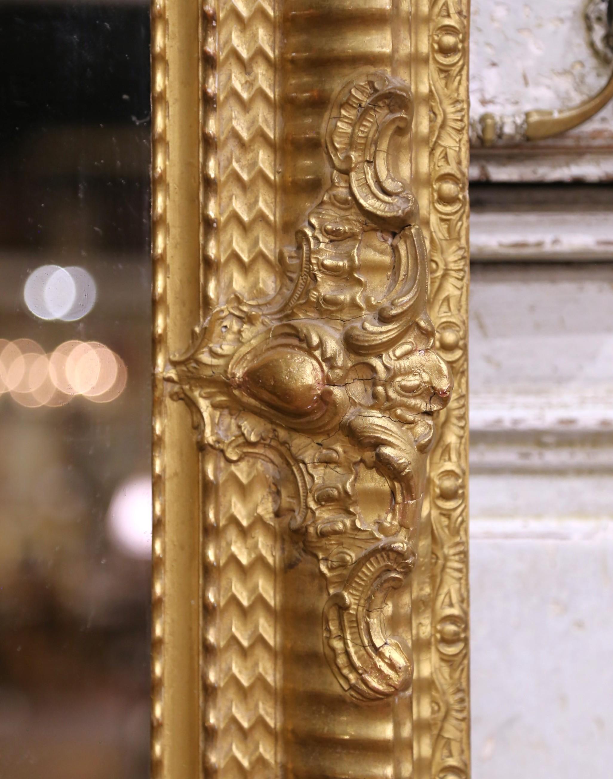 Louis-Philippe A.I.C.C. Miroir en bois doré de style Louis XVI avec coins sculptés et décor géométrique en vente