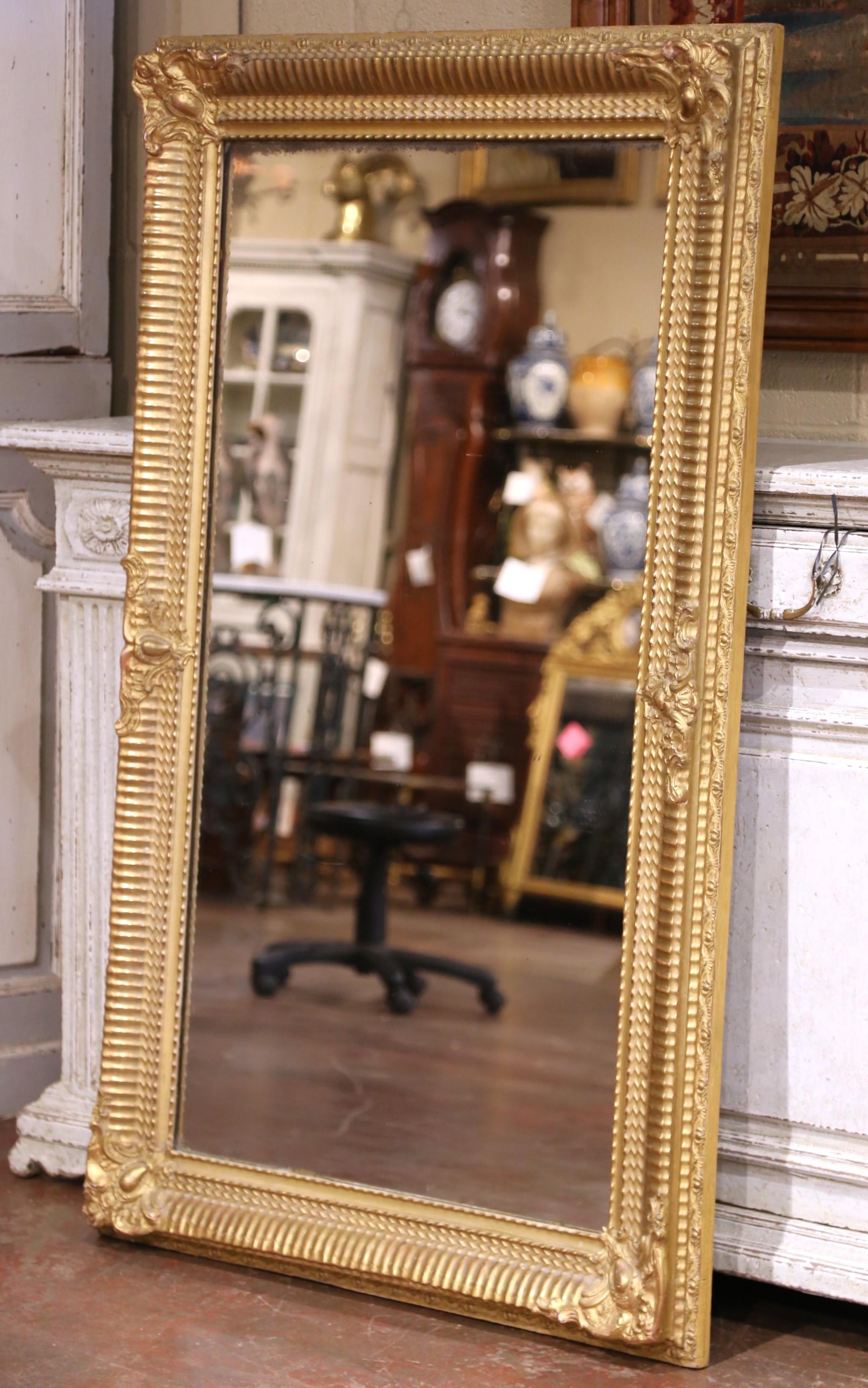 Décorez une cheminée, un couloir, une salle d'eau ou une chambre à coucher avec cet élégant miroir antique en bois doré. Fabriqué en France vers 1860 et inspiré du style Louis XVI, le cadre rectangulaire haut est conçu pour une présentation