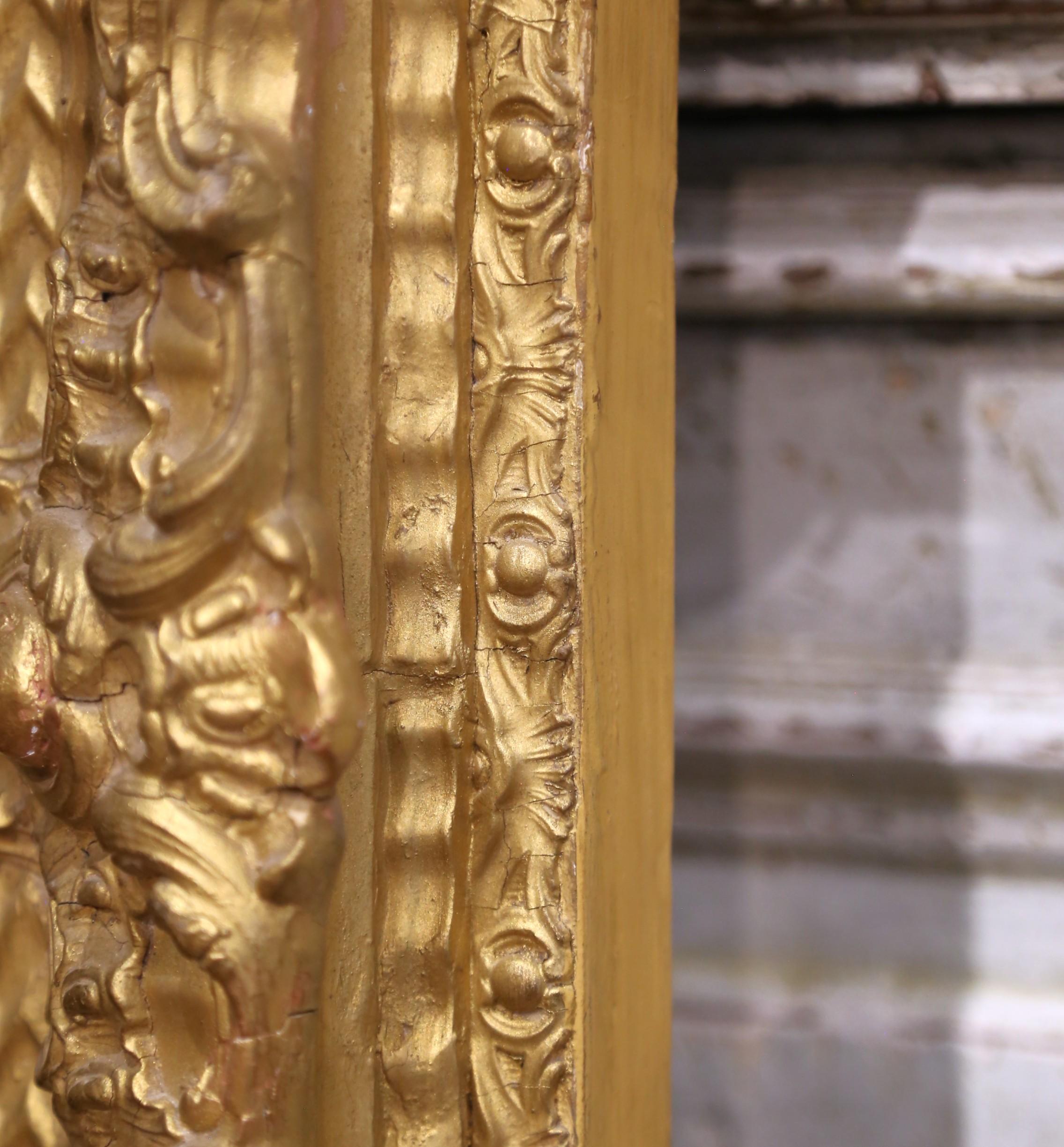 Doré A.I.C.C. Miroir en bois doré de style Louis XVI avec coins sculptés et décor géométrique en vente