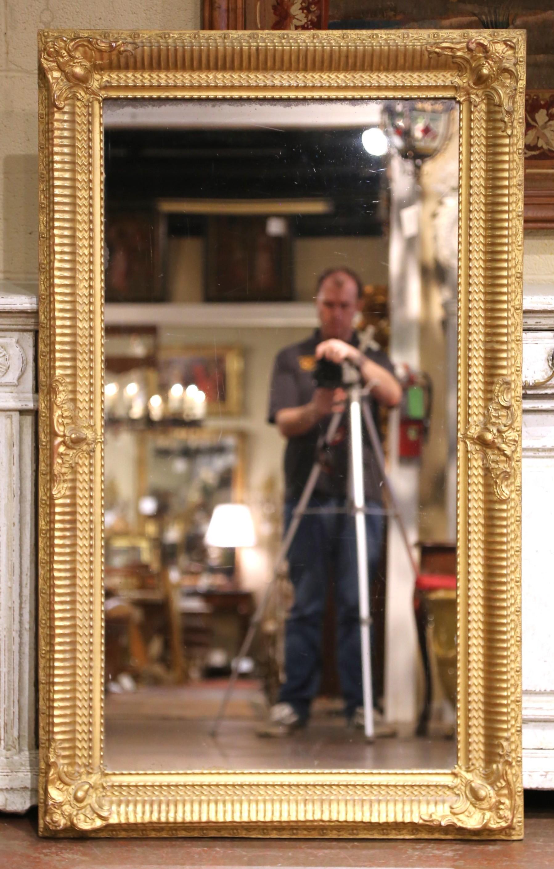 Français A.I.C.C. Miroir en bois doré de style Louis XVI avec coins sculptés et décor géométrique en vente