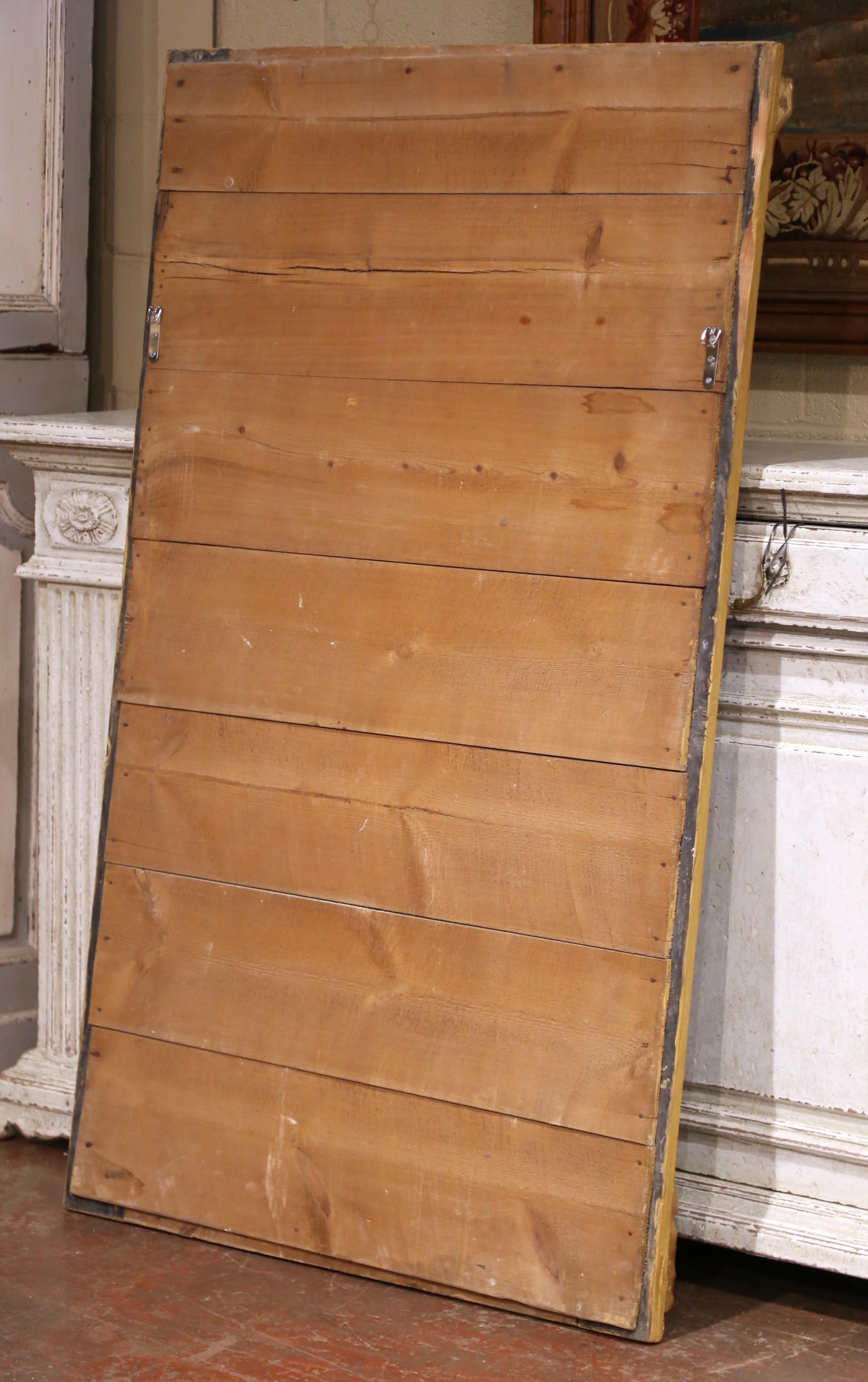 A.I.C.C. Miroir en bois doré de style Louis XVI avec coins sculptés et décor géométrique Excellent état - En vente à Dallas, TX