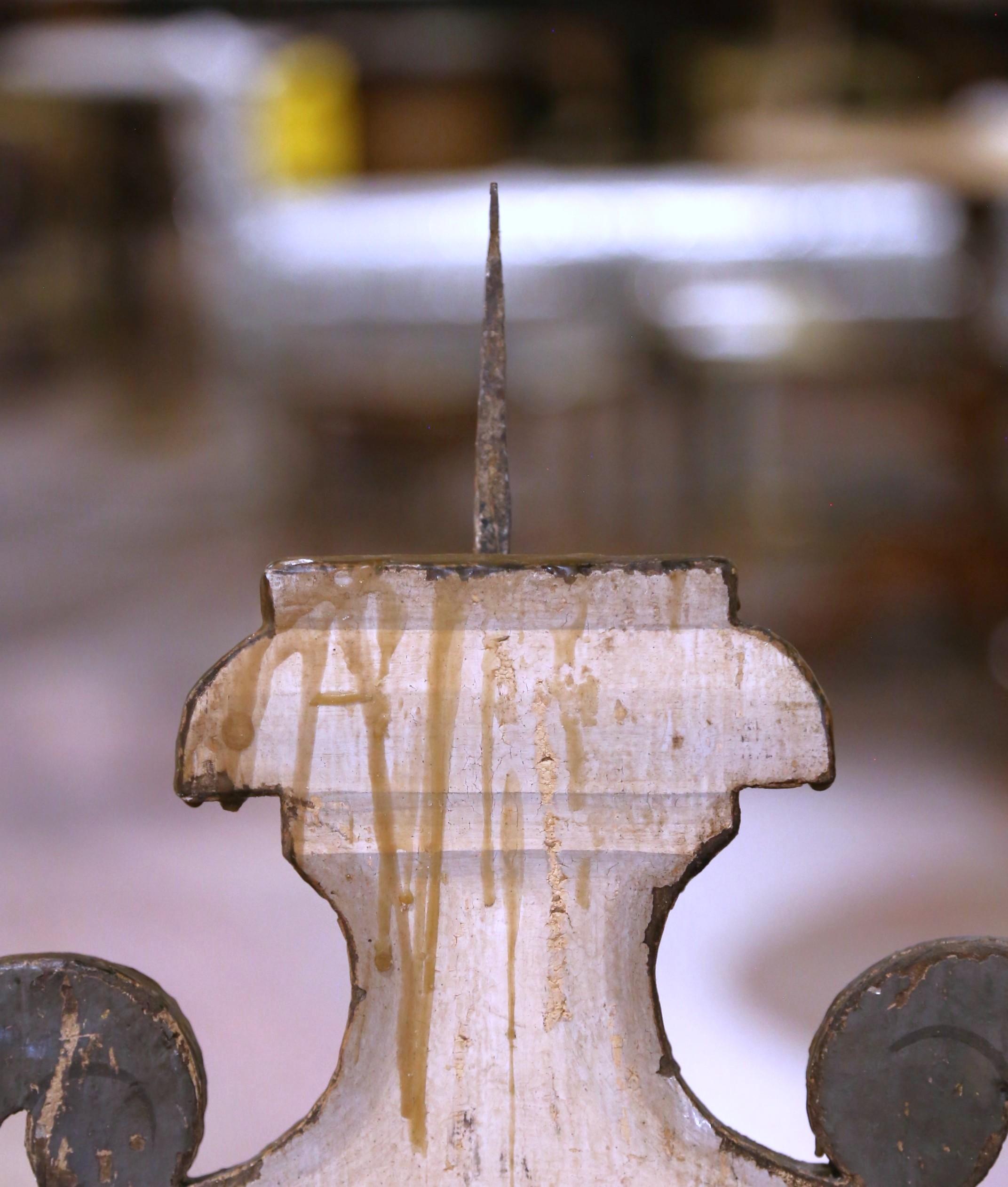 Coppia di grilli da altare in legno dipinto dell'Ottocento italiano con scudi araldici In condizioni ottime in vendita a Dallas, TX